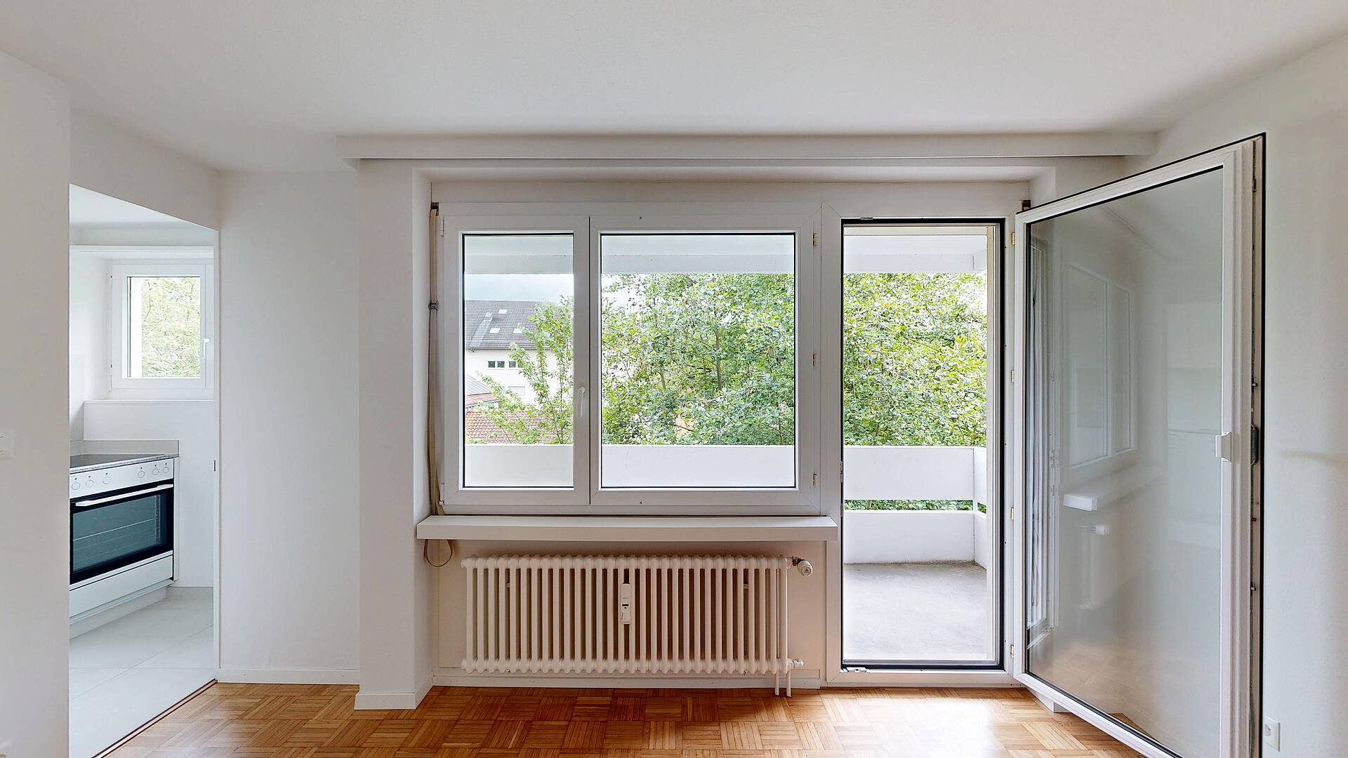 Heller Wohnraum mit Balkonzugang