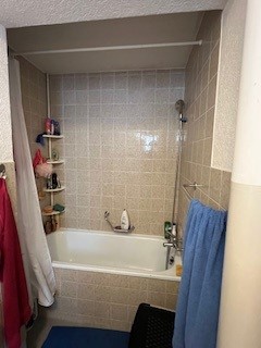 Kleines Badezimmer mit Badewanne
