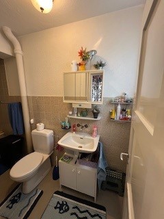 Kleines Gäste-WC mit Waschbecken und Toilette