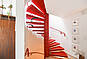 Treppenhaus mit roter Wendeltreppe