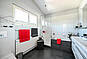 Helles modernes Badezimmer mit Dusche und Waschplatz