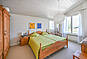Helles Schlafzimmer mit Holzbalkendecke