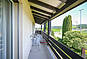 Moderner Balkon mit Grünblick