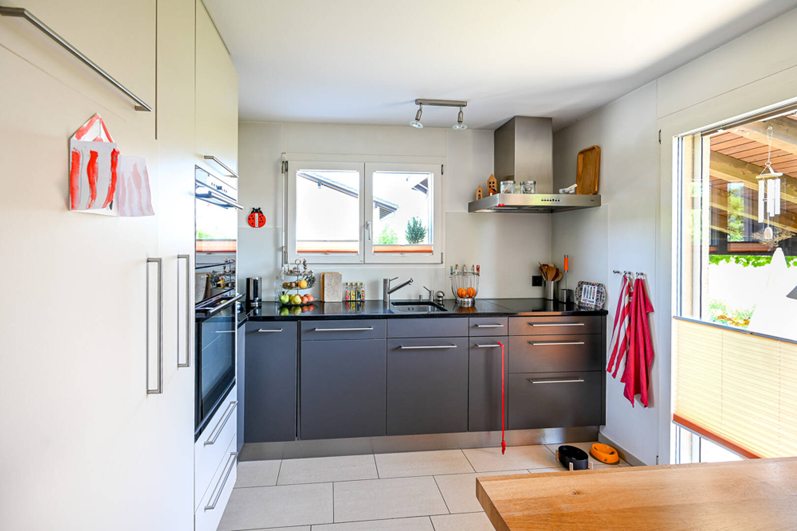 Moderne Küche mit heller Fensterfront