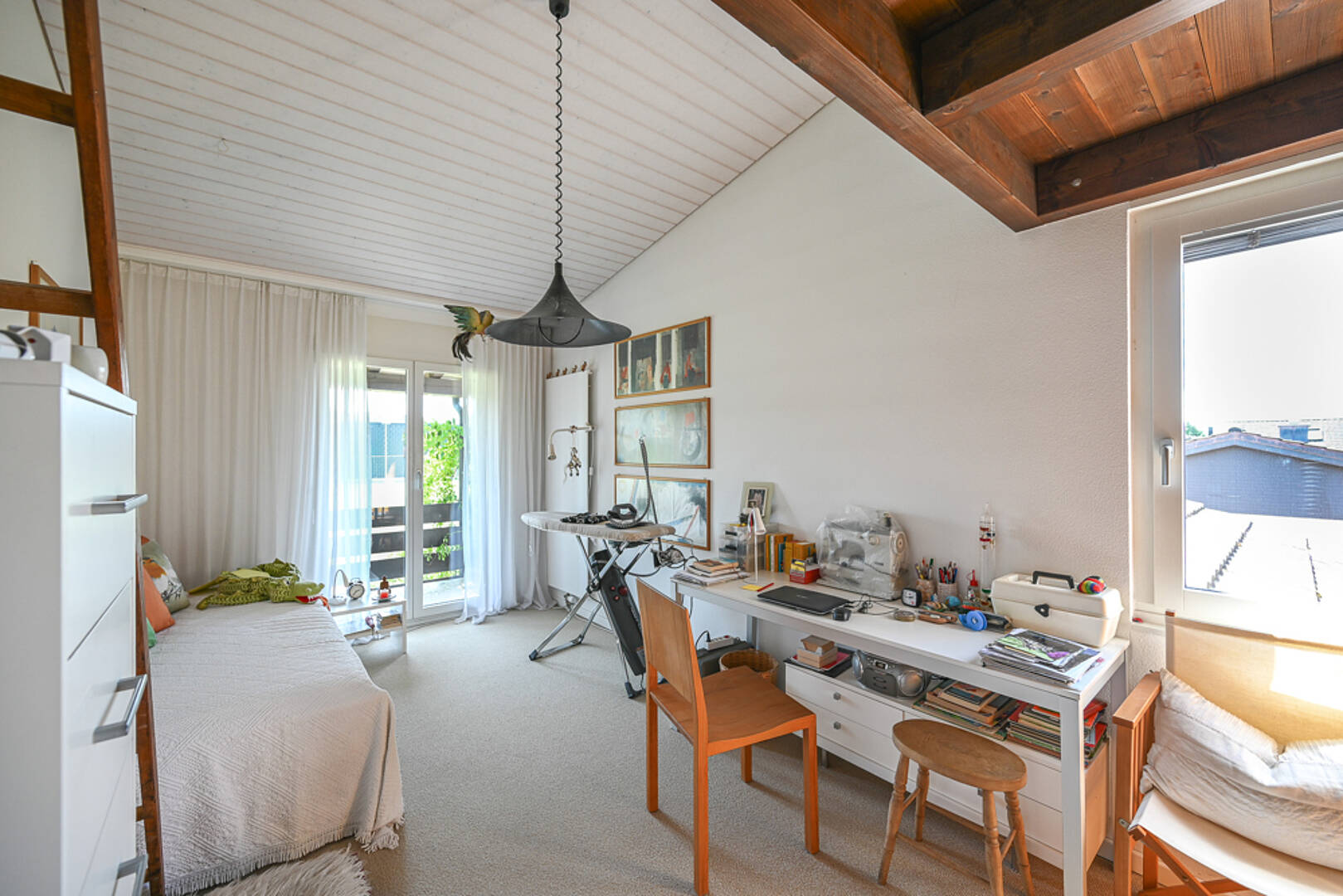 Helles Dachzimmer mit Arbeitsplatz und Bett