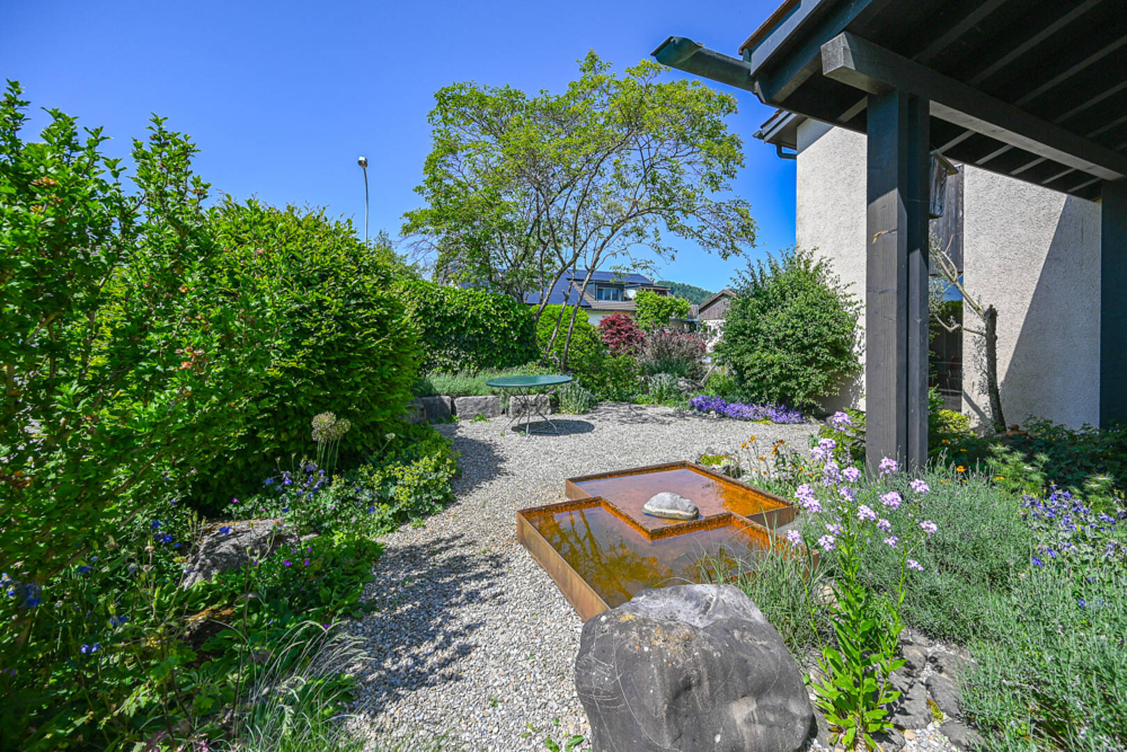 Gepflegter Garten mit Wasserbecken