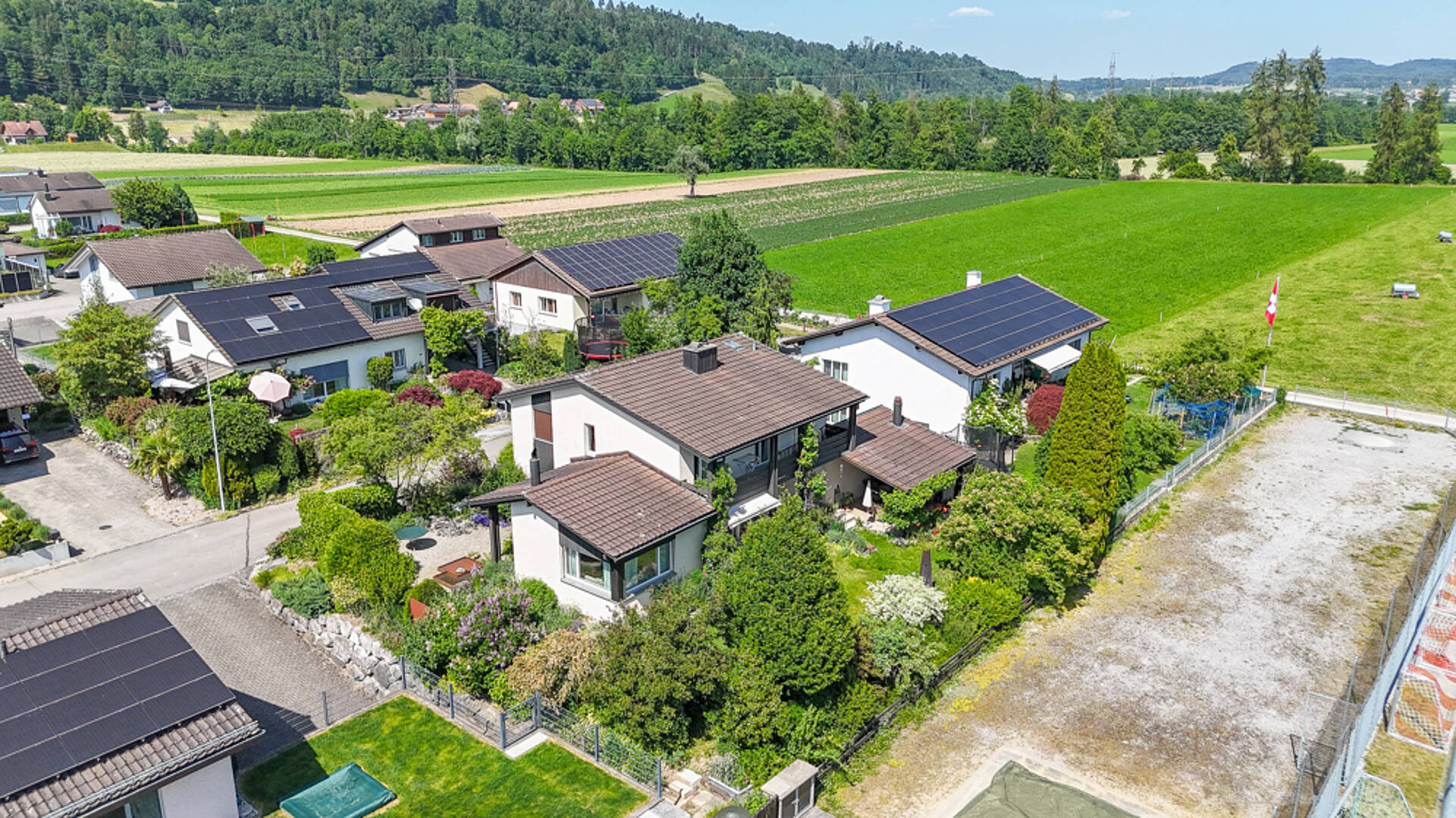 Luftaufnahme eines Wohngebiets im Grünen