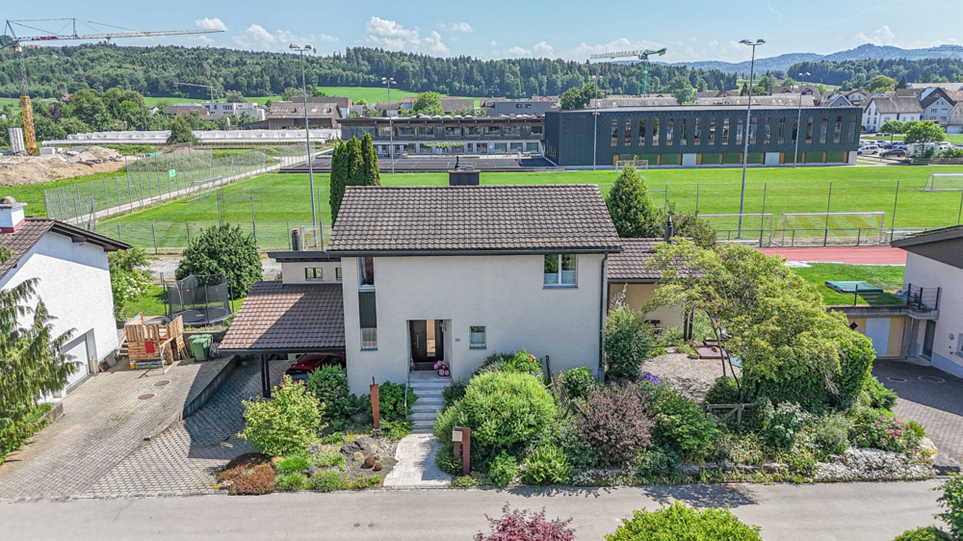 Wohnhaus mit Gartenblick und Sportplatzumgebung