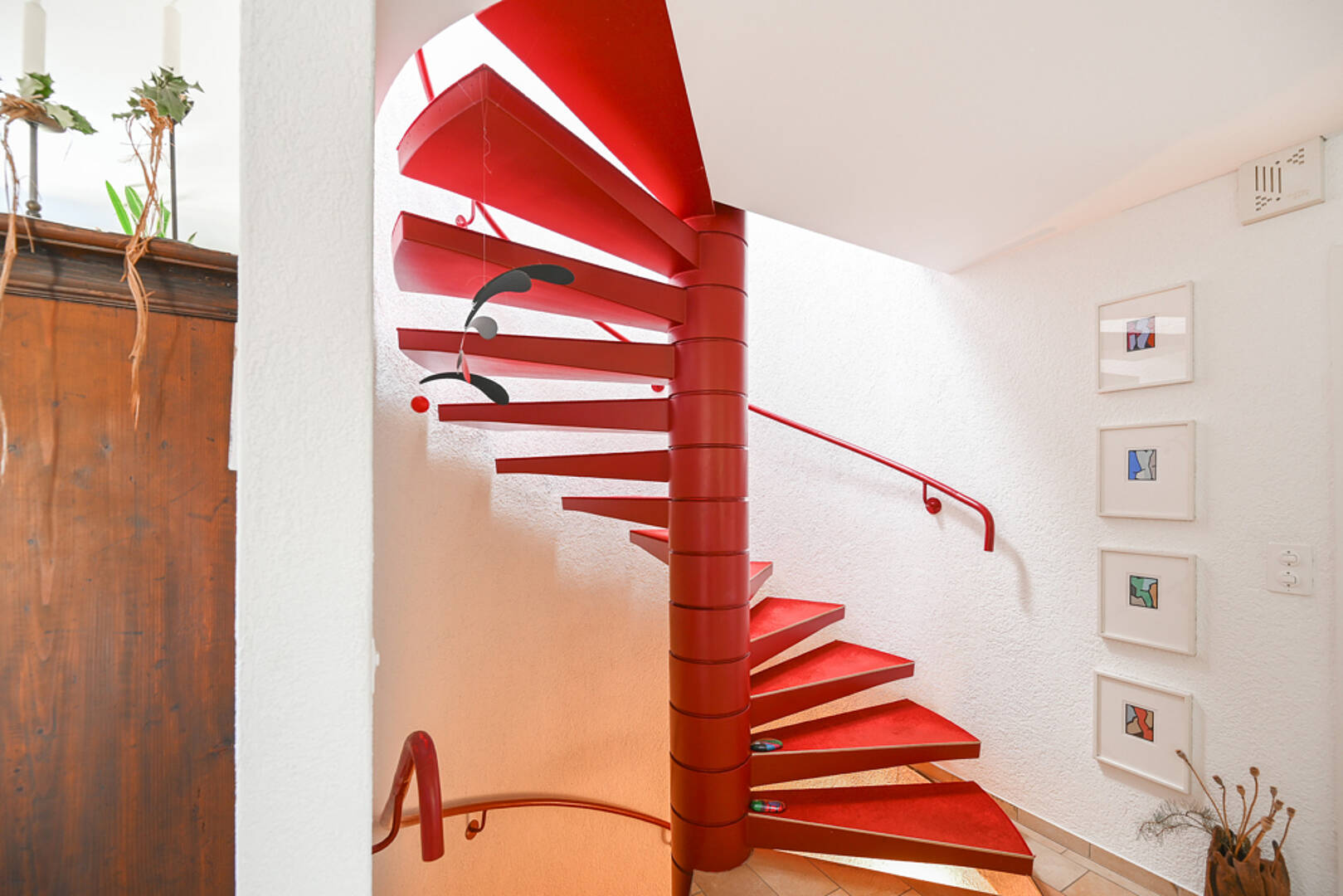 Rote Wendeltreppe im hellen Innenraum