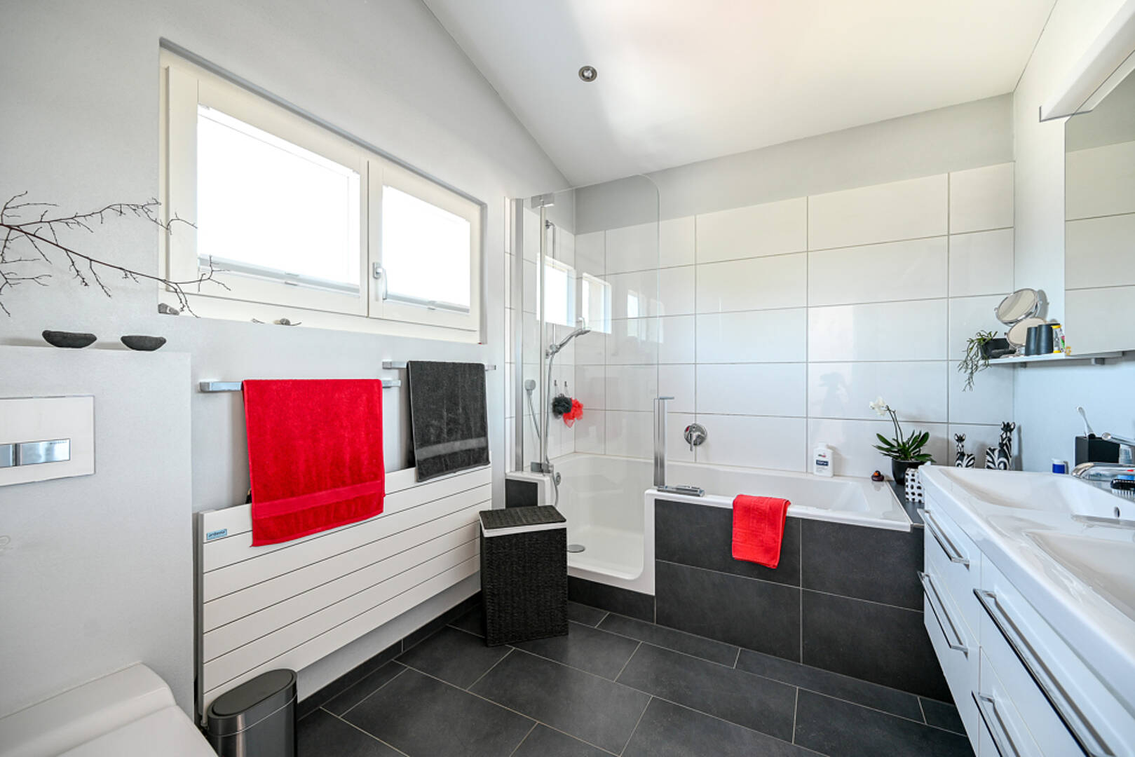 Helles modernes Badezimmer mit Badewanne und Fenster