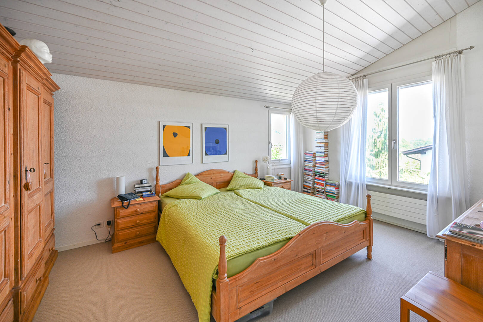 Helles Schlafzimmer mit Holzmöbeln