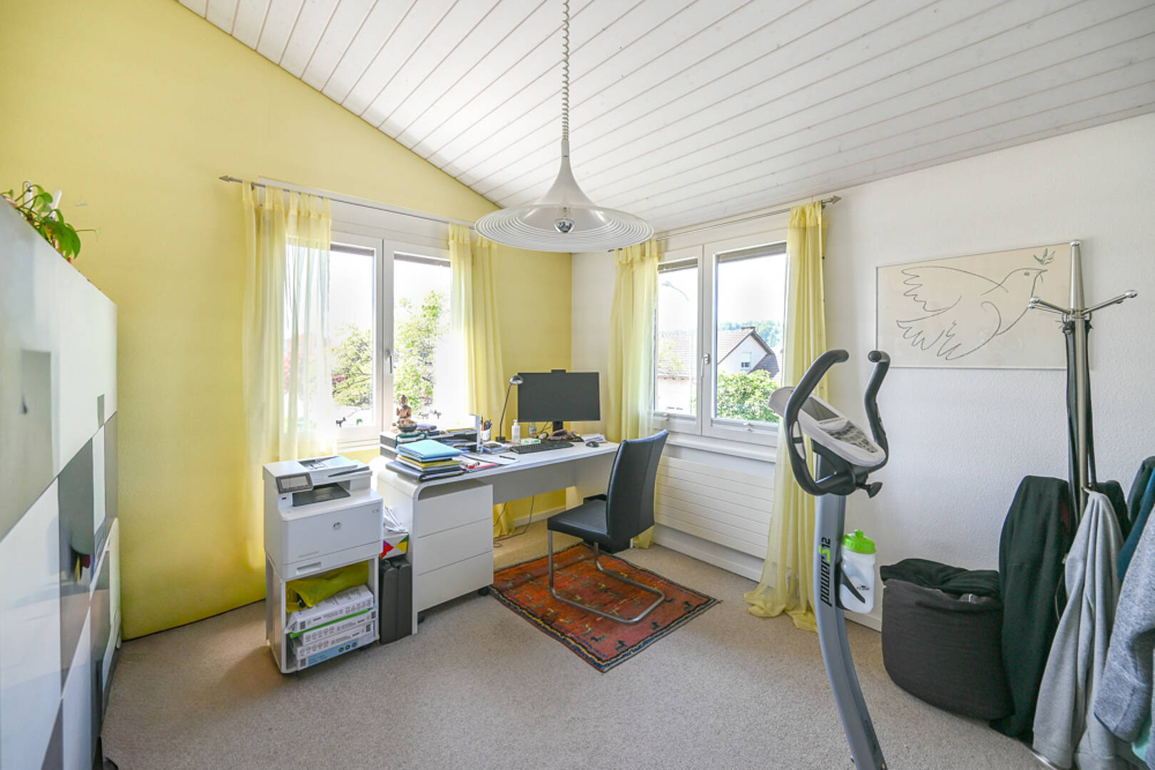Helles Arbeitszimmer mit Dachschräge
