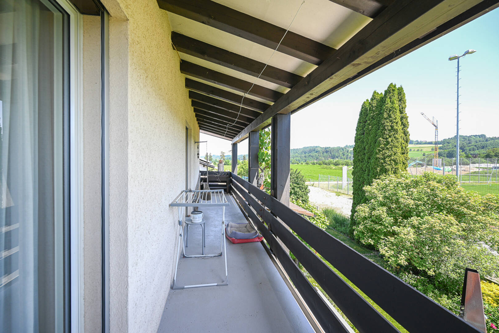 Überdachter Balkon mit Landschaftsblick