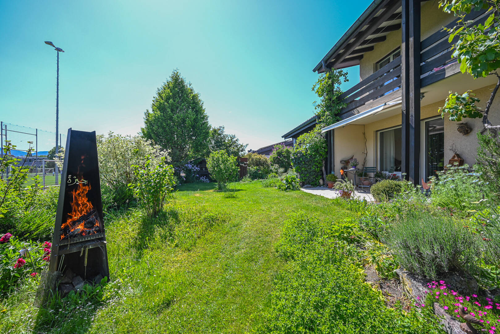 Garten mit Terrassenbereich und Feuerstelle