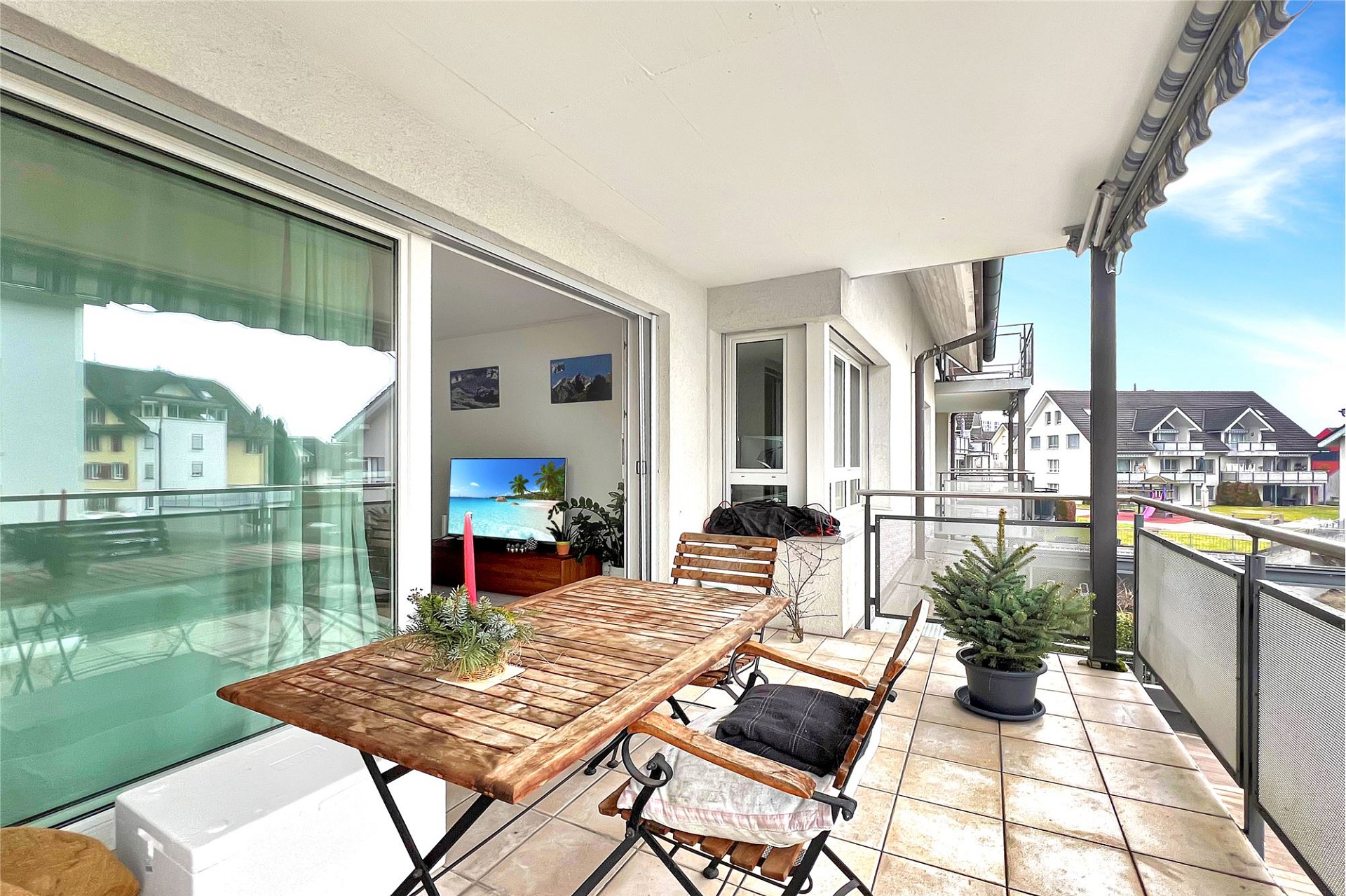 Balkon mit Sitzgruppe und Blick in die Wohnanlage