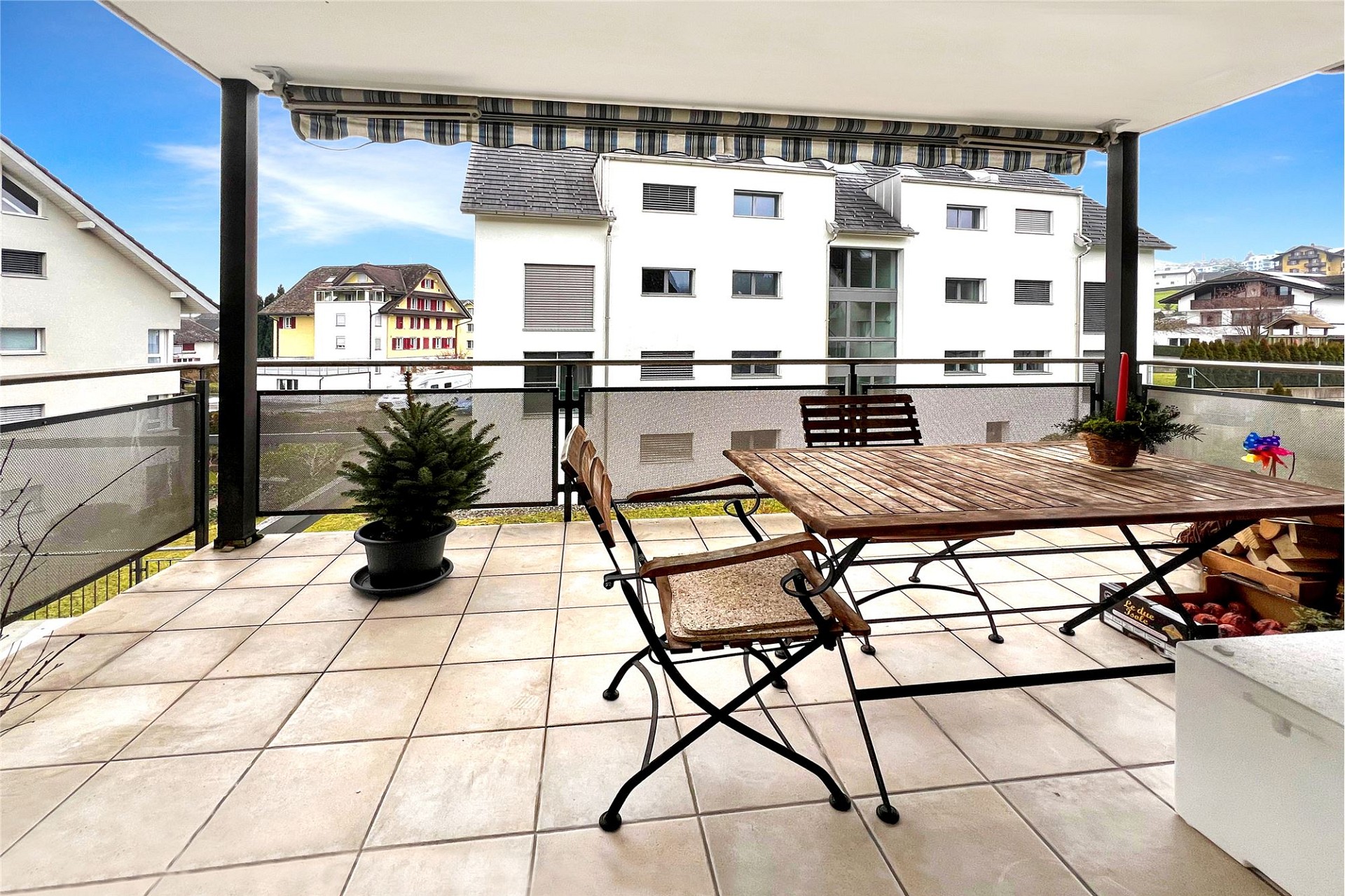 Überdachte Terrasse mit Balkonmöbeln