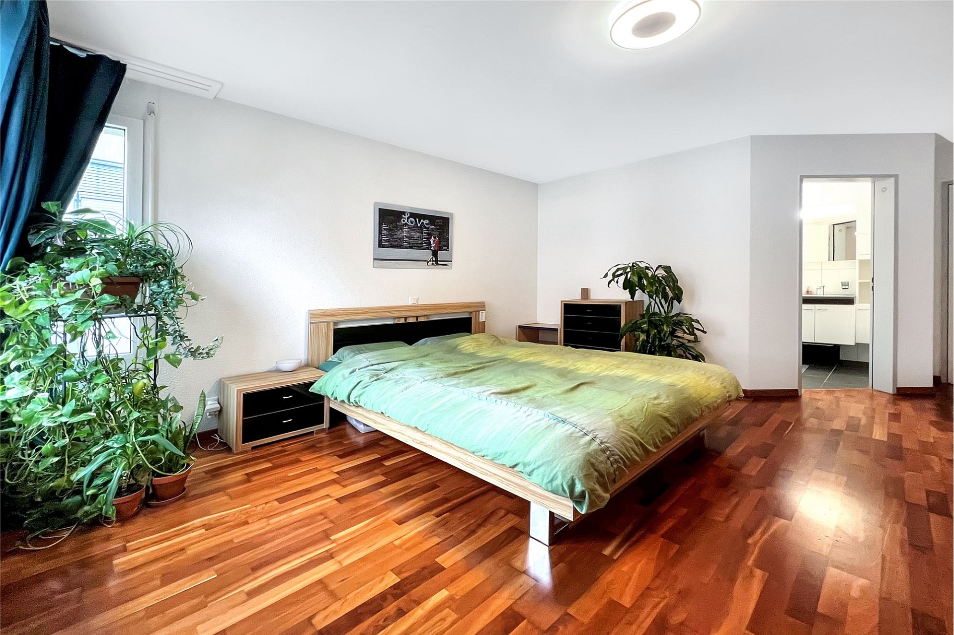 Helles Schlafzimmer mit Holzfußboden