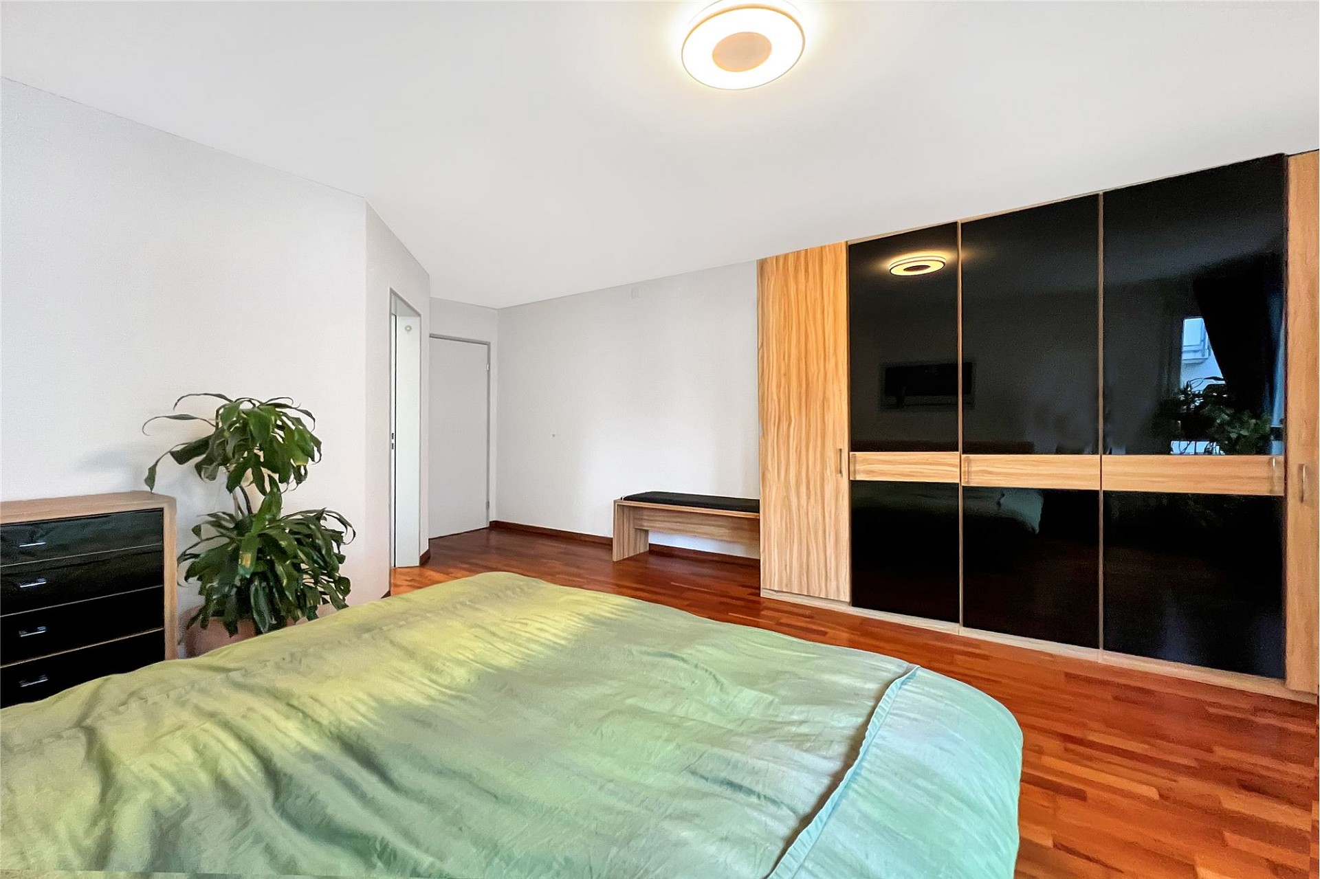 Modernes Schlafzimmer mit großem Kleiderschrank