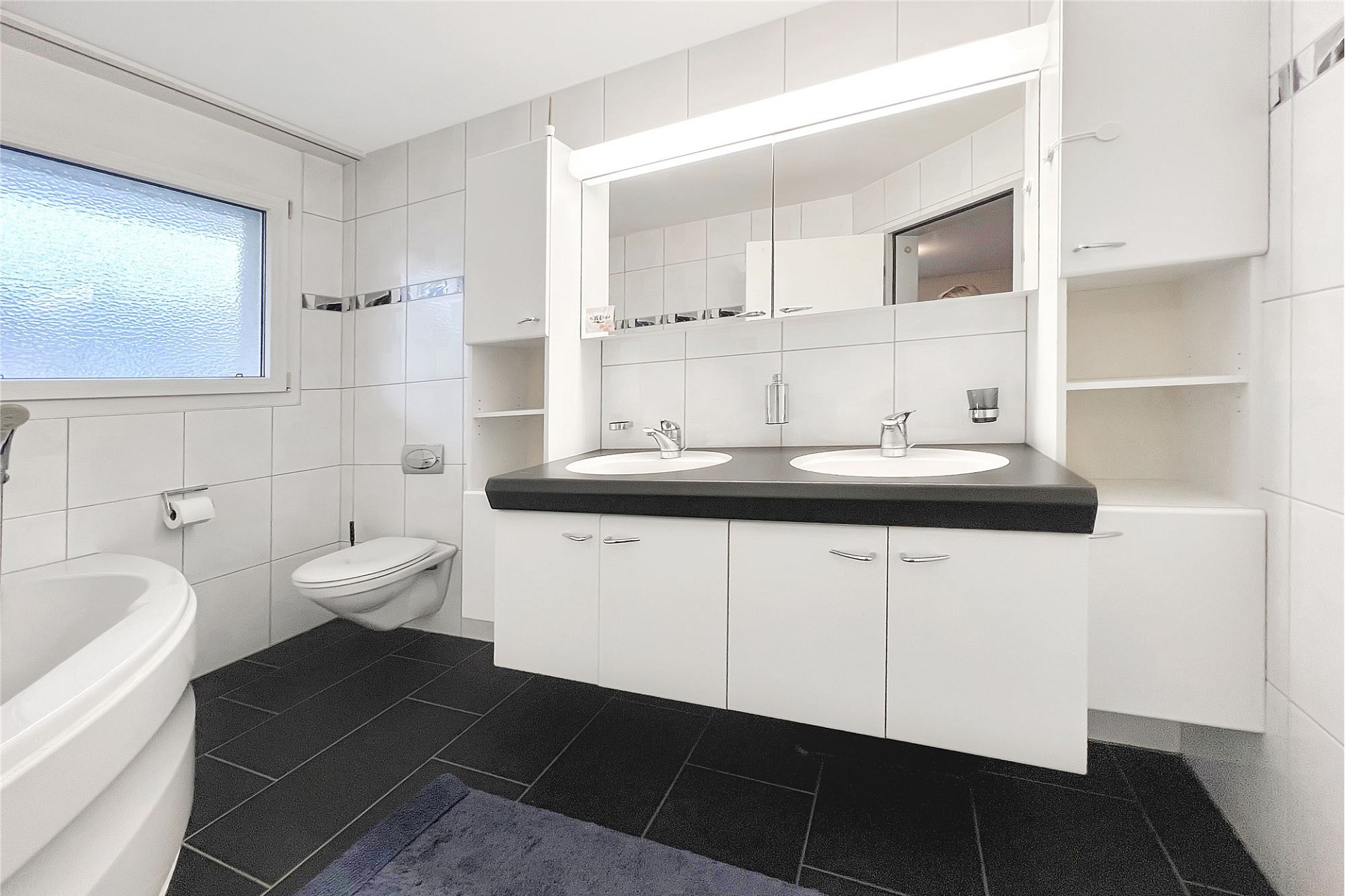 Modernes Badezimmer mit Doppelwaschtisch