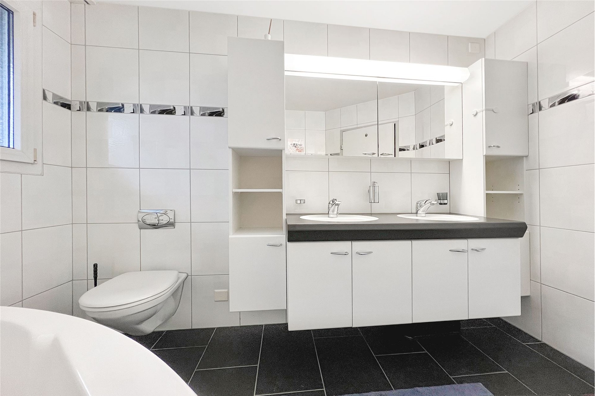 Modernes Badezimmer mit Doppelwaschtisch