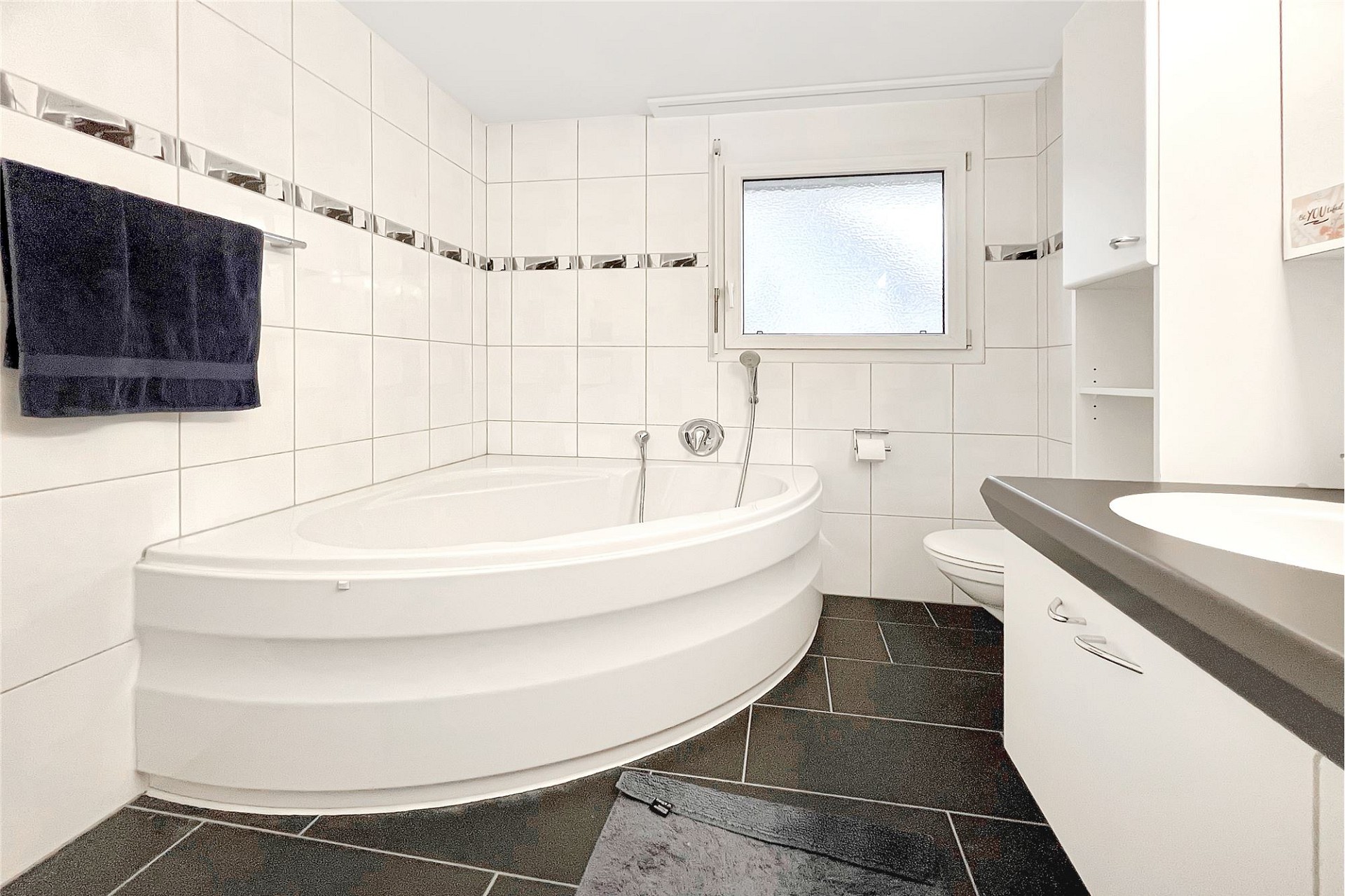 Modernes Badezimmer mit Eckbadewanne