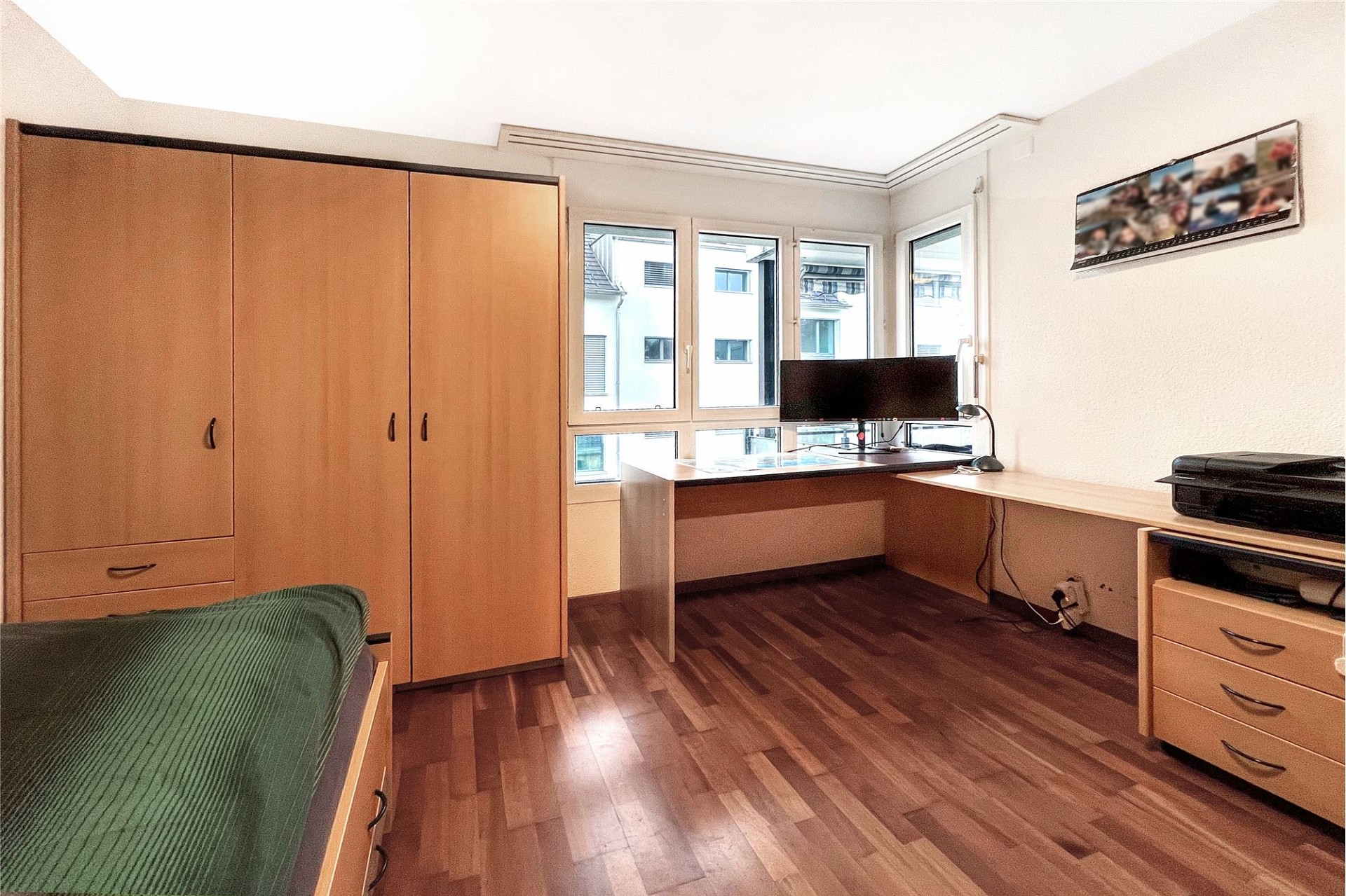 Schlichtes Schlafzimmer mit Arbeitsplatz