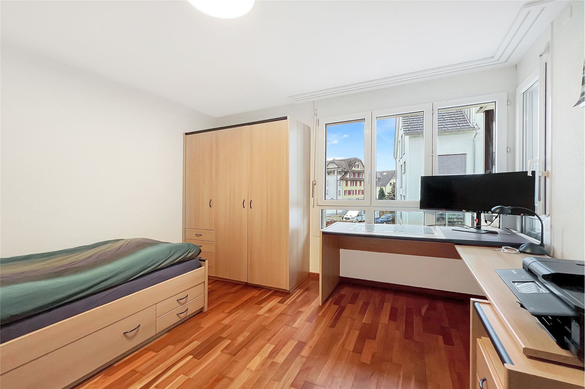 Helles Schlafzimmer mit Arbeitsplatz