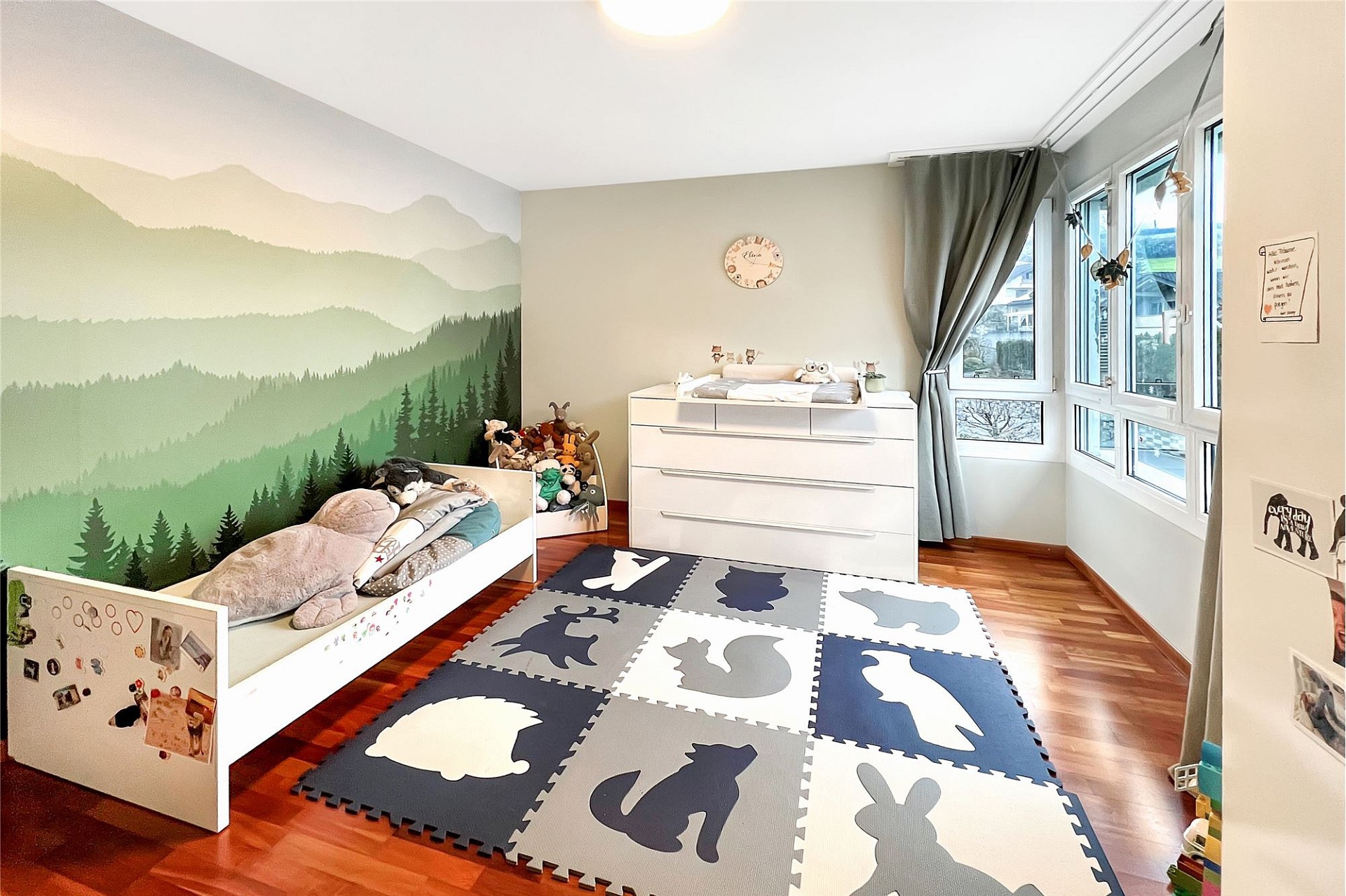 Kinderzimmer mit Spielbereich