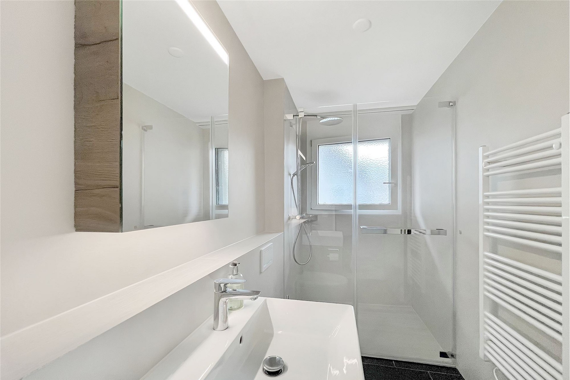 Modernes Badezimmer mit Dusche und Waschtisch