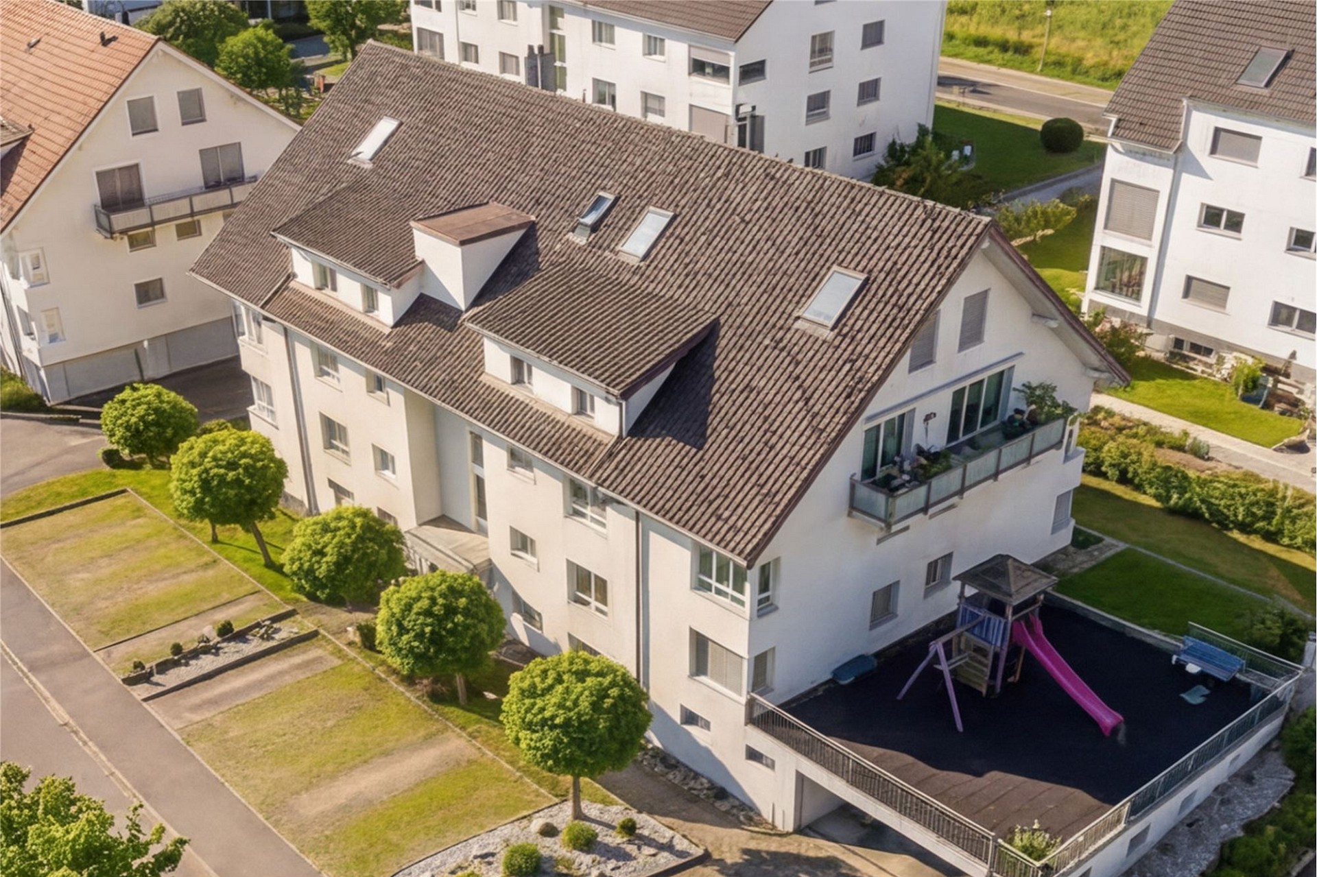 Luftaufnahme eines Mehrfamilienhauses mit Innenhof