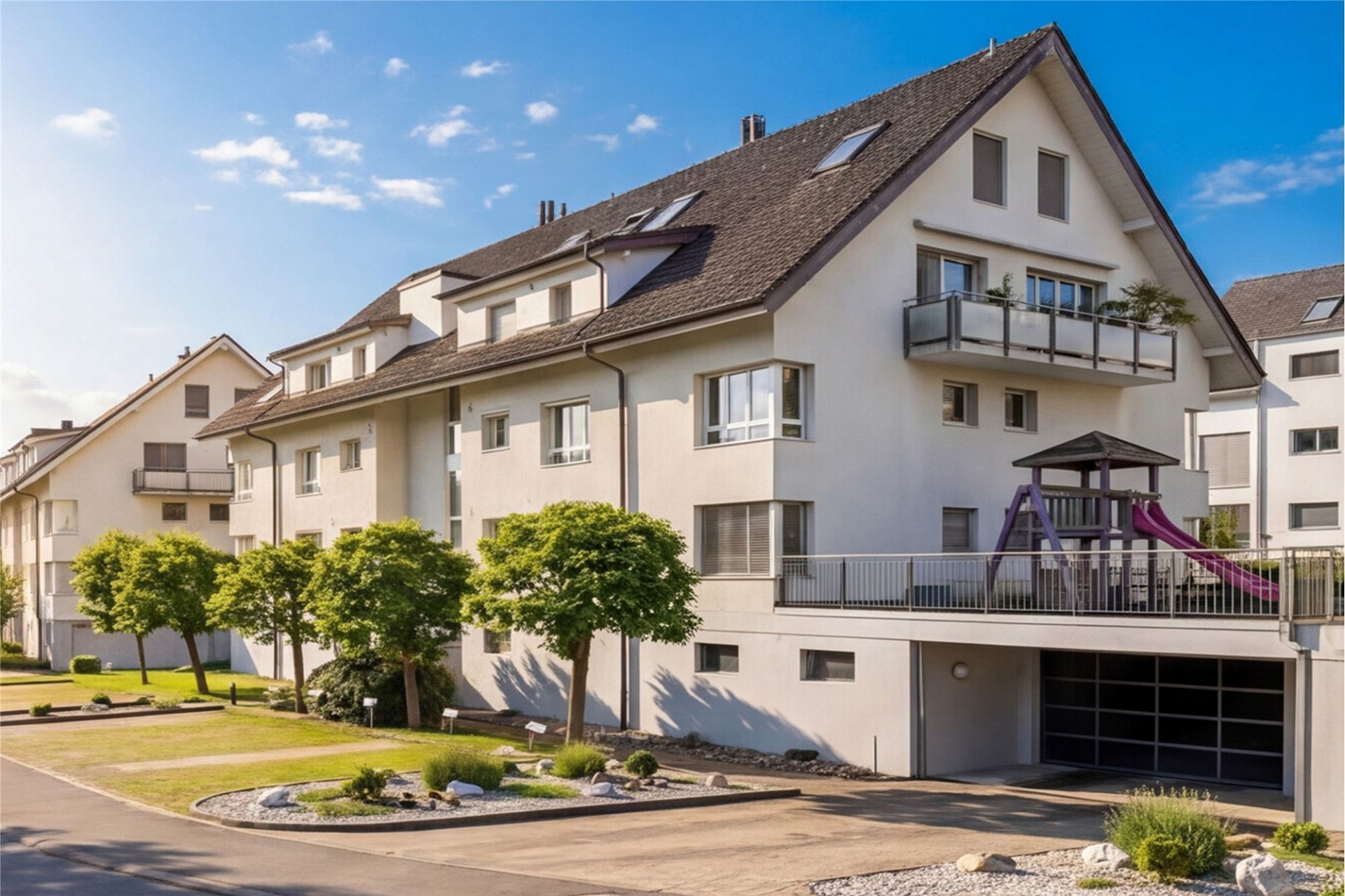 Mehrfamilienhaus mit Satteldach und Balkon