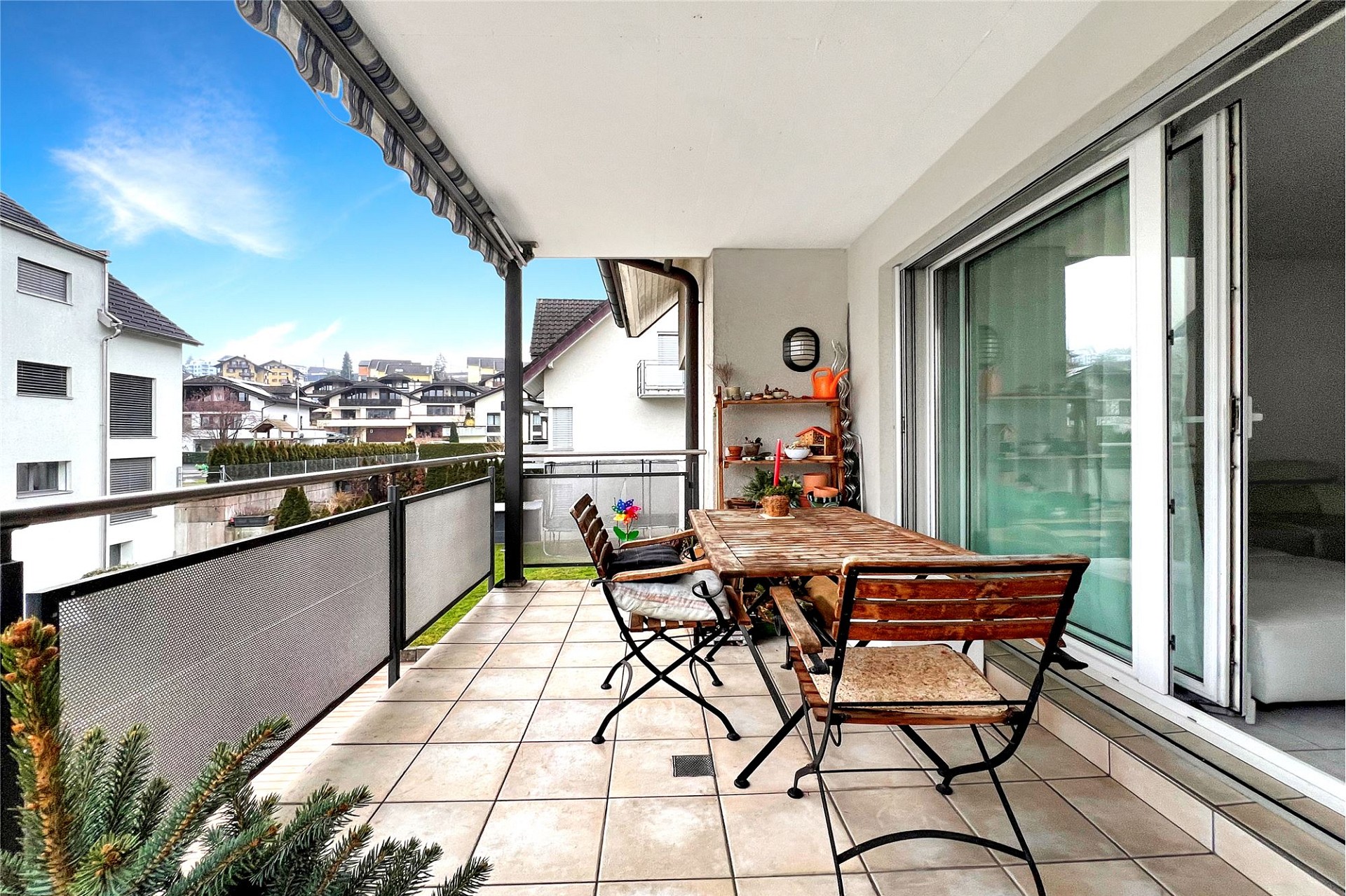 Überdachter Balkon mit Sitzgruppe