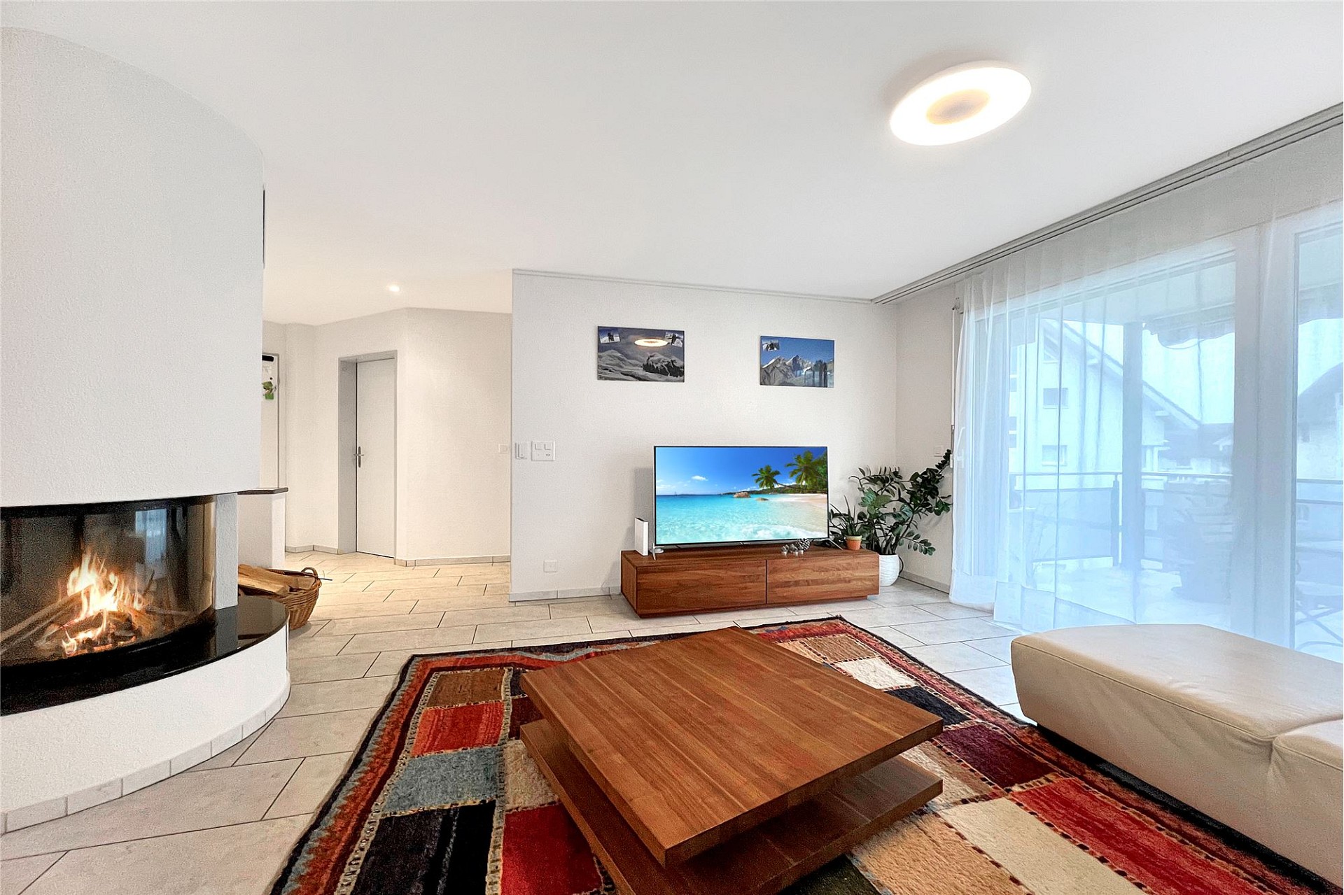 Modernes Wohnzimmer mit Kamin und Balkon