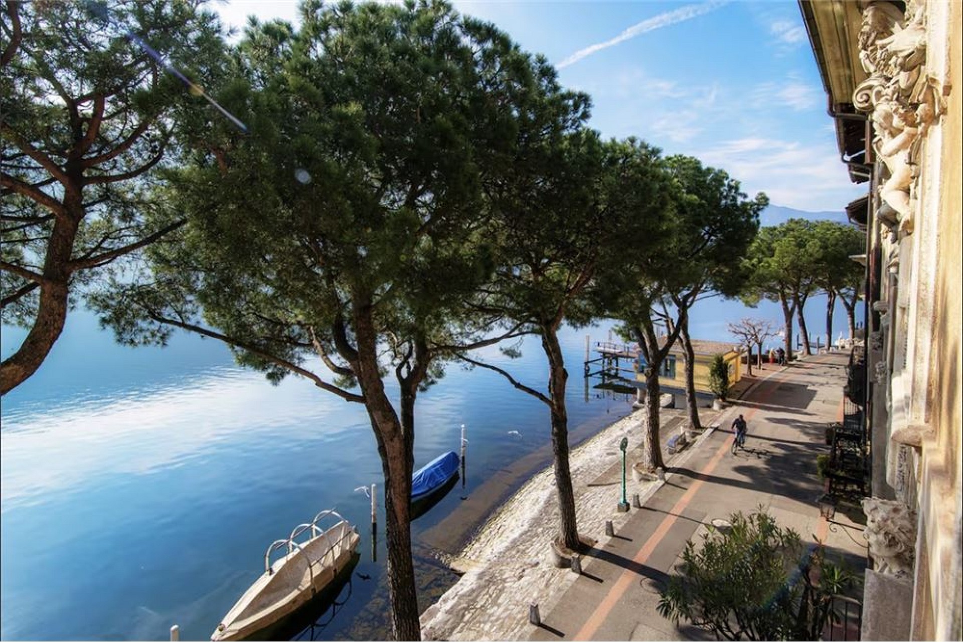 Uferpromenade mit Seeblick