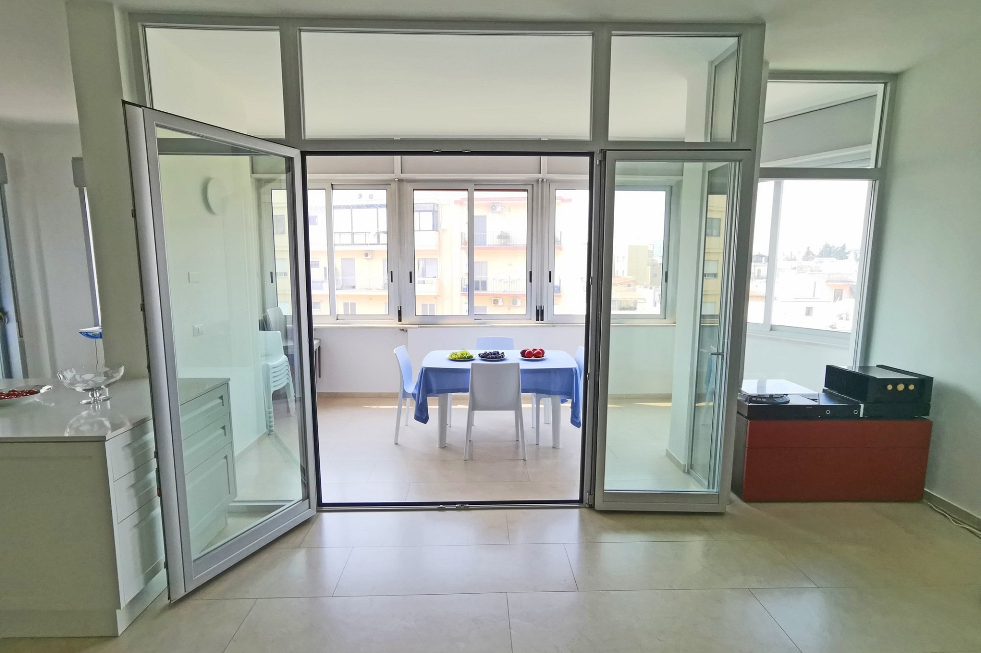 Heller Wohnbereich mit verglastem Übergang zum Balkon