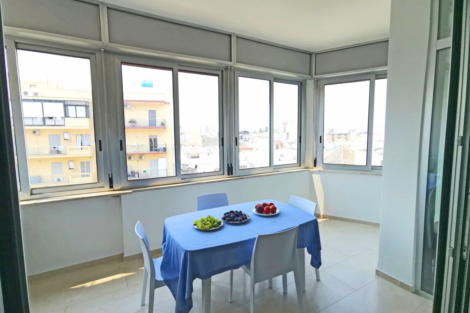 Verglaster Balkon mit Esstisch