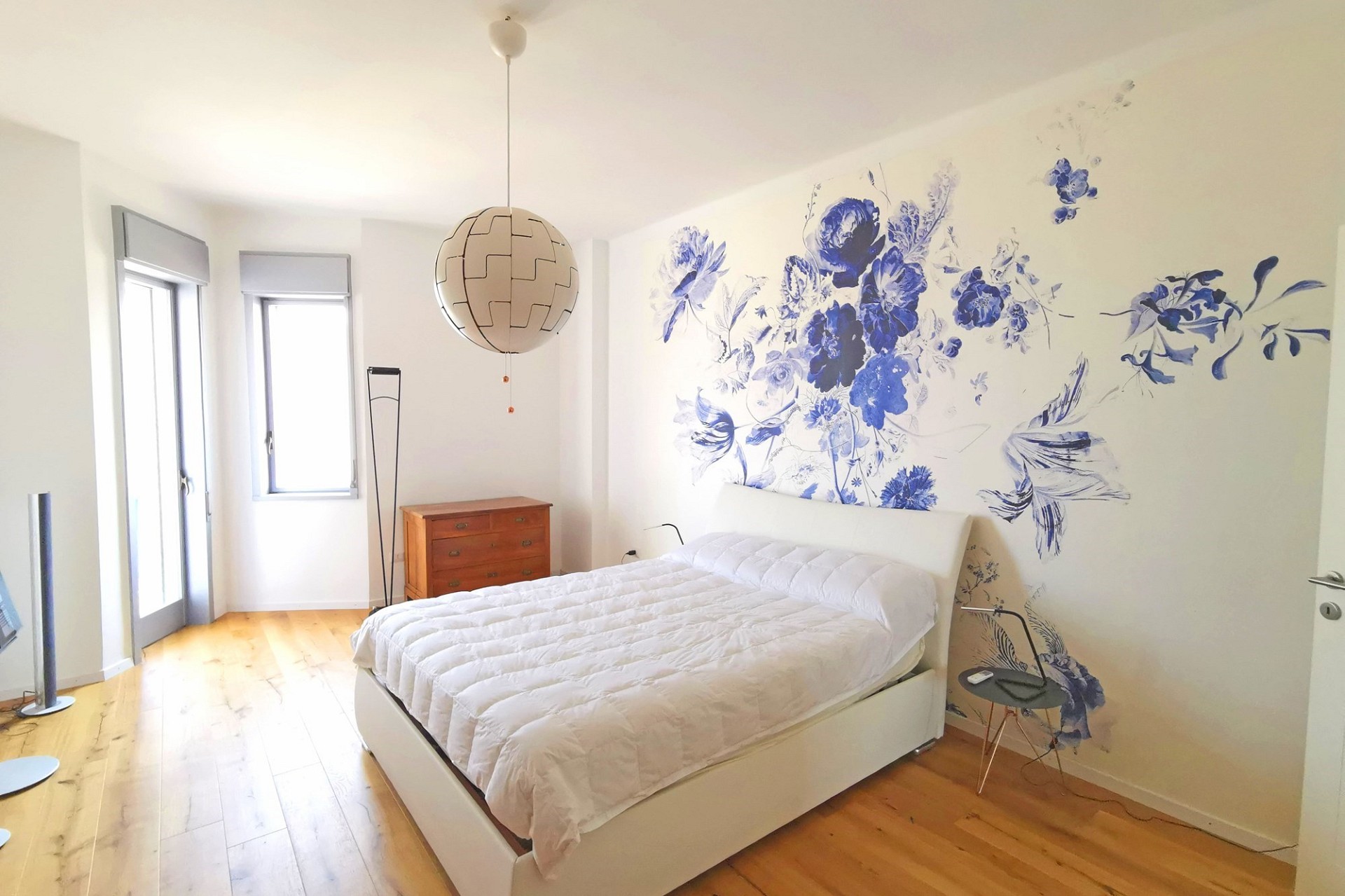 Helles Schlafzimmer mit Blumenwand