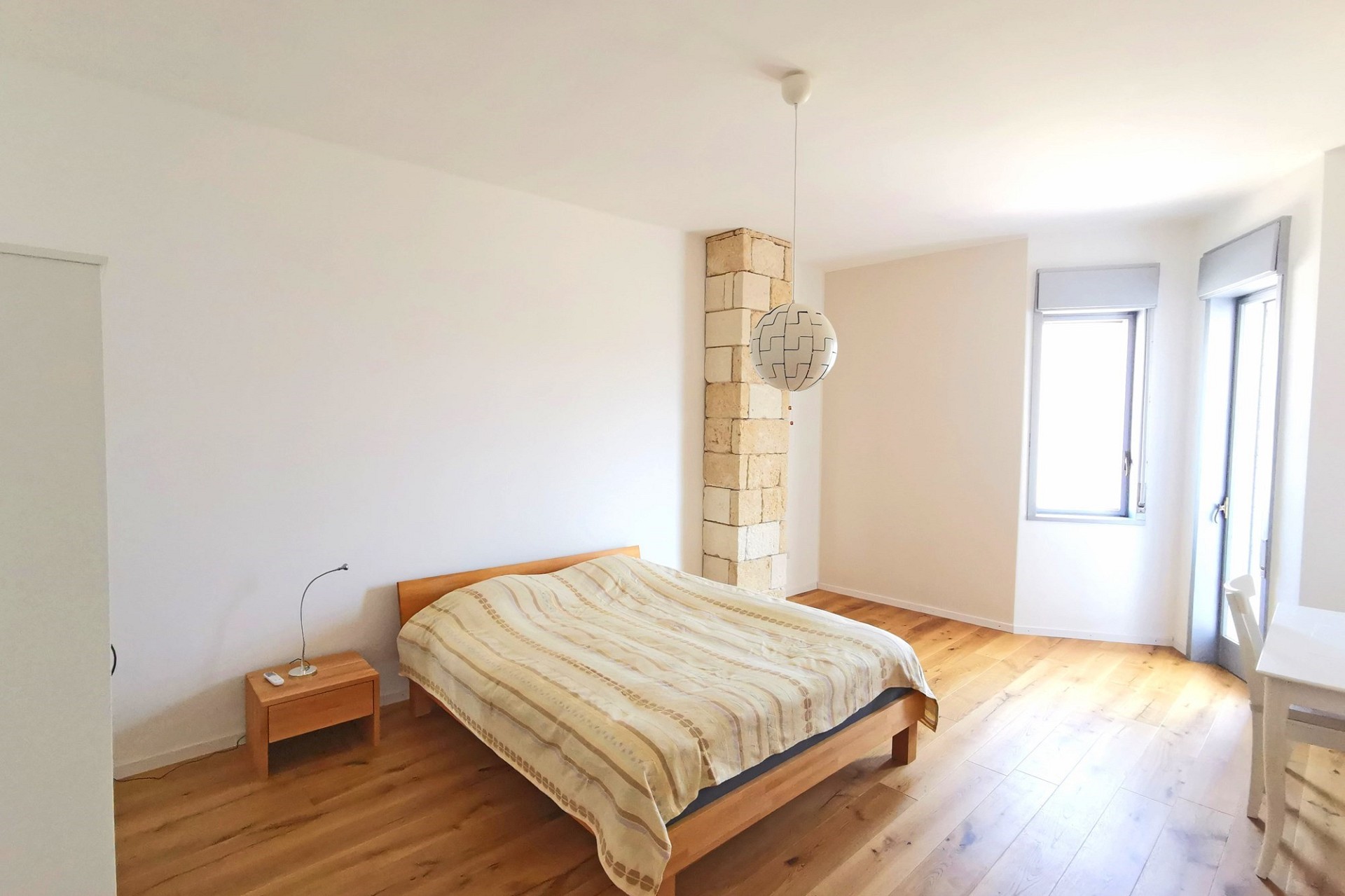 Helles Schlafzimmer mit Holzboden