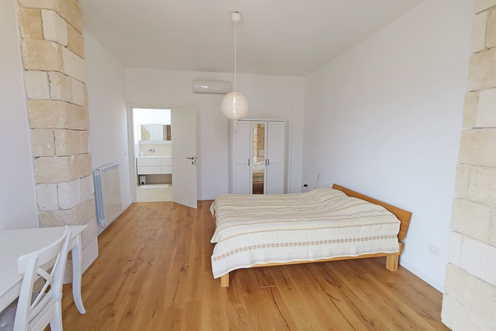 Helles Schlafzimmer mit angrenzendem Bad
