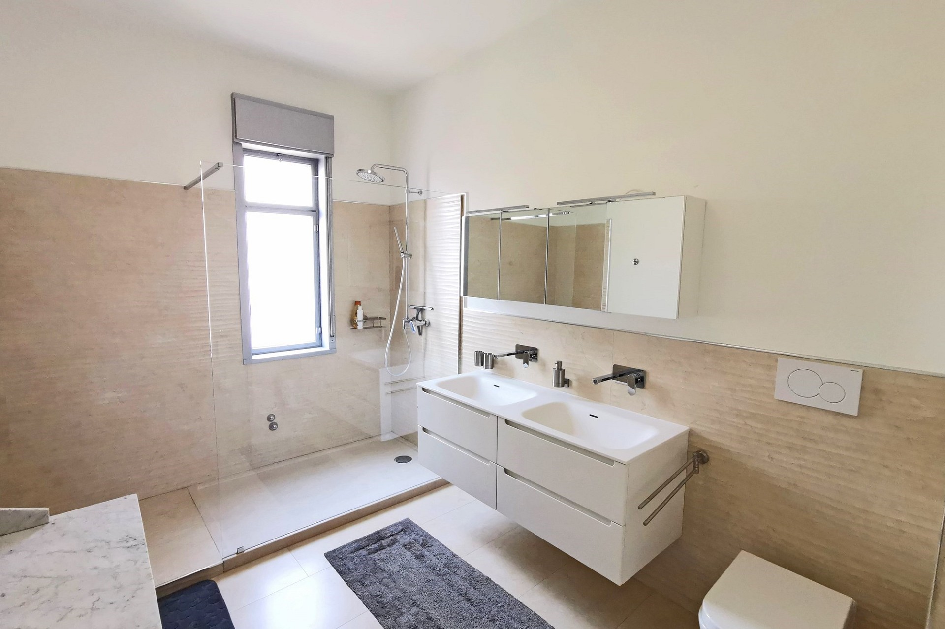 Modernes Badezimmer mit Doppelwaschtisch und Walk-in-Dusche