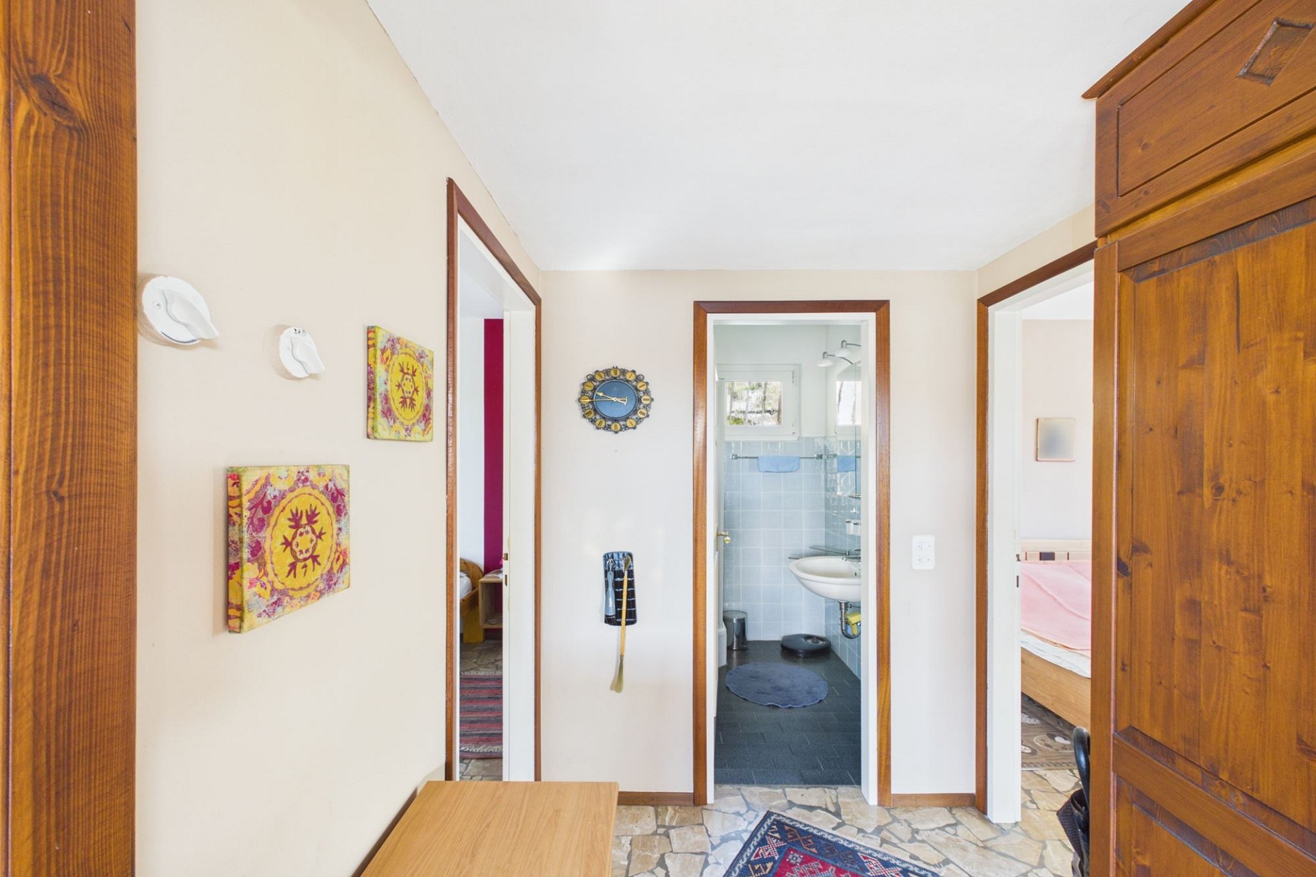 Flur mit Blick ins Bad und Schlafzimmer