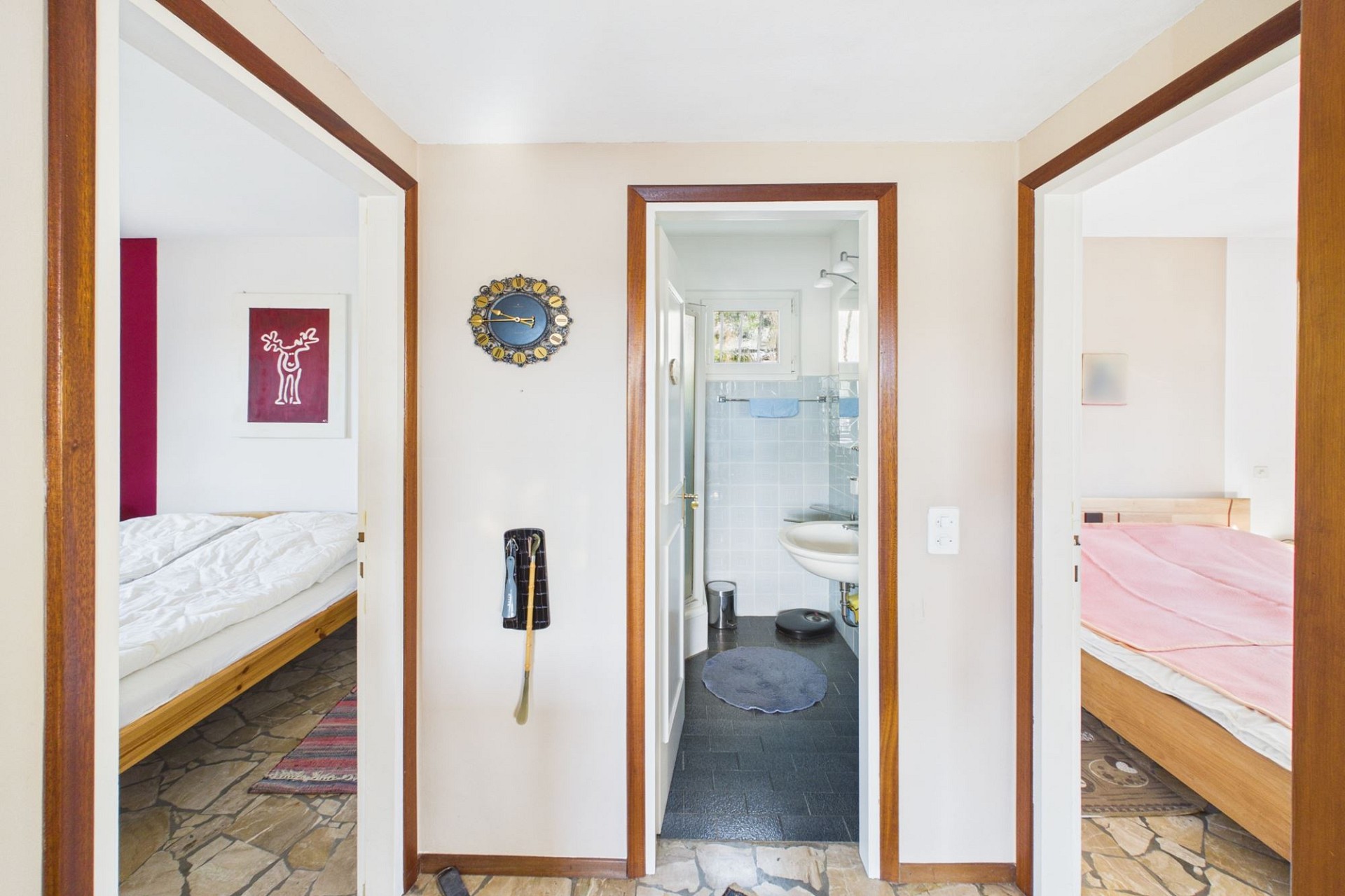 Flur mit Blick in Schlafzimmer und Bad