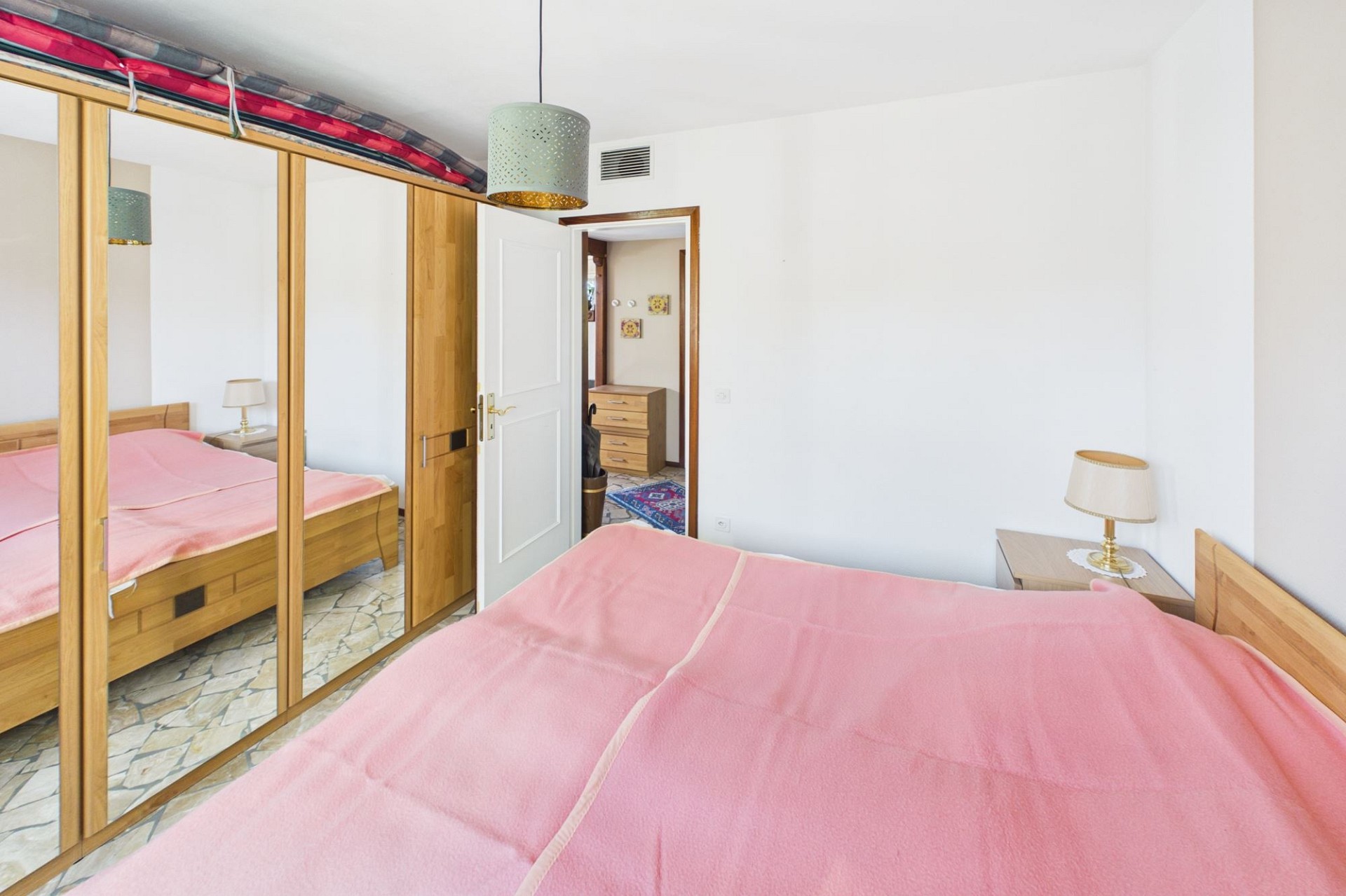 Schlafzimmer mit Doppelbett und Kleiderschrank