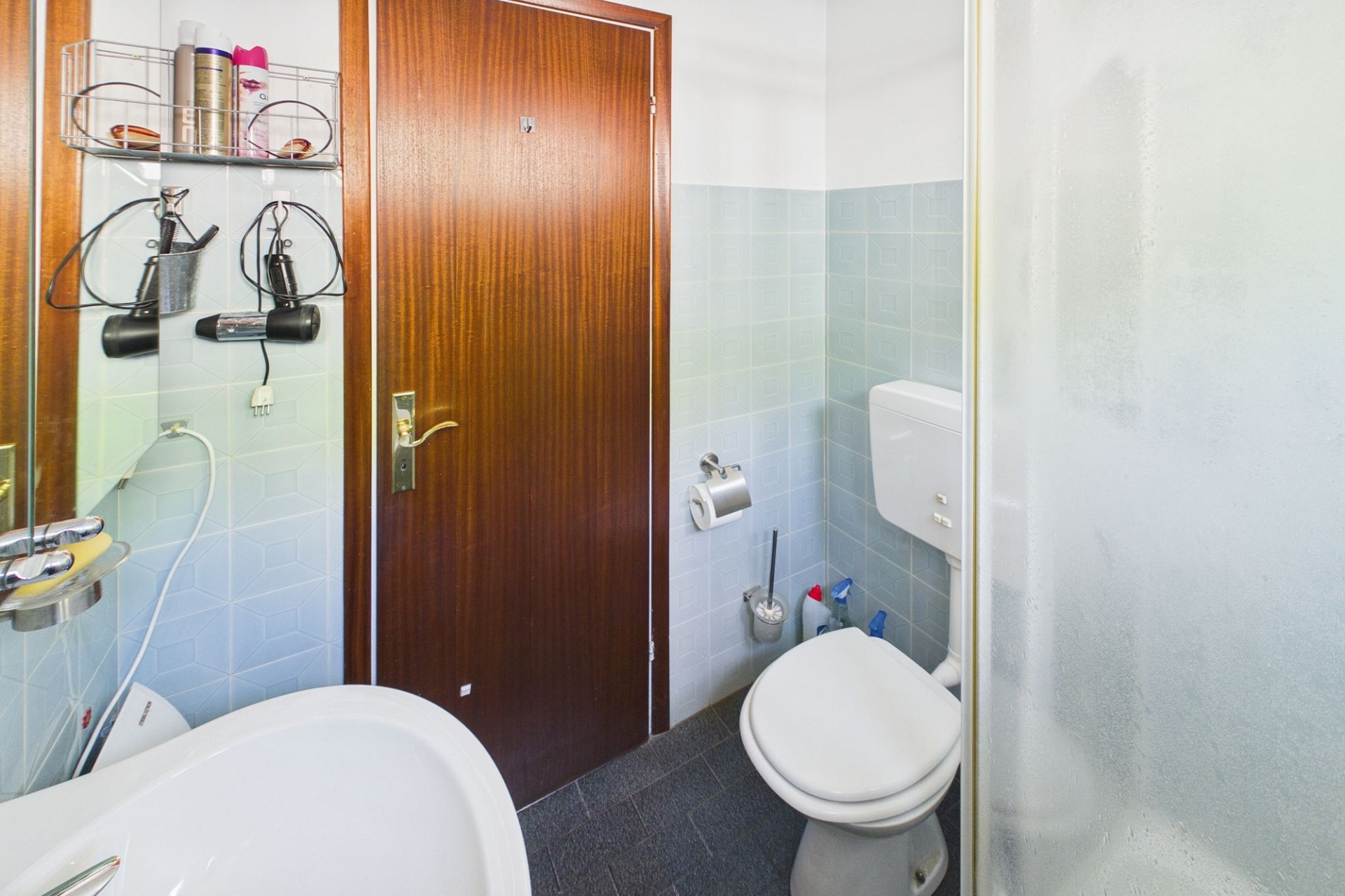 Kleines Badezimmer mit WC und Tür