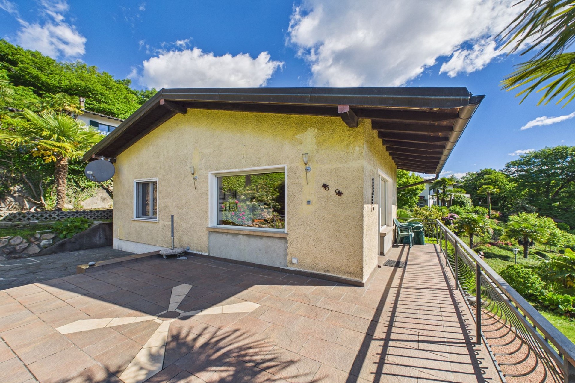 Außenansicht einer Terrasse mit Gartenblick