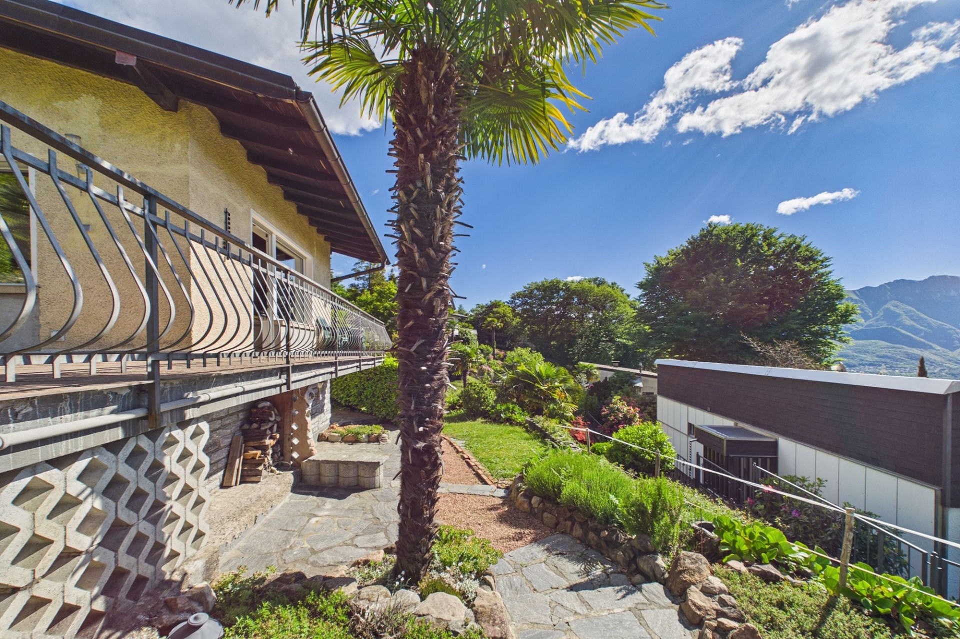 Terrasse und Garten mit Bergblick
