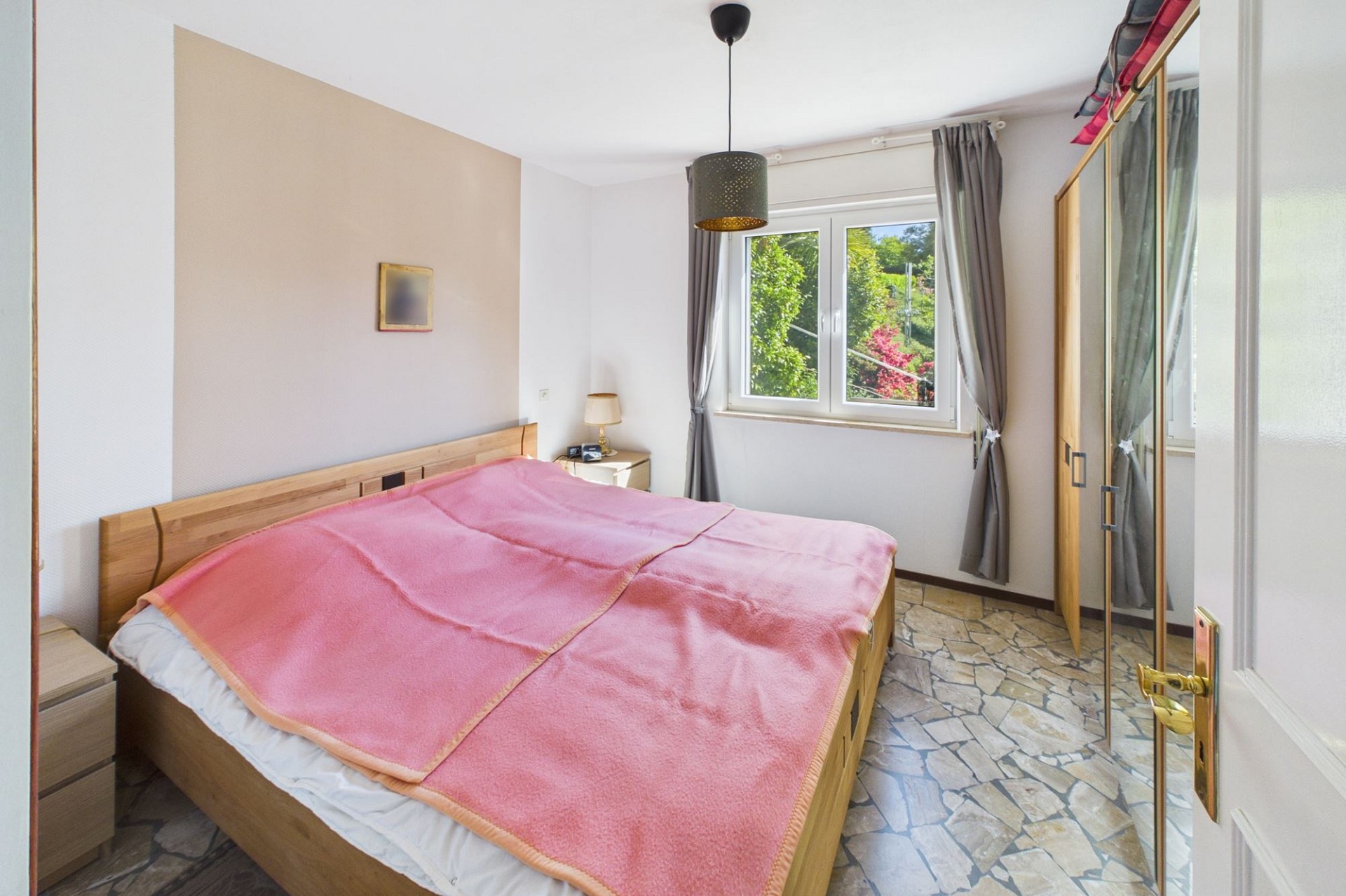 Schlafzimmer mit Tageslicht