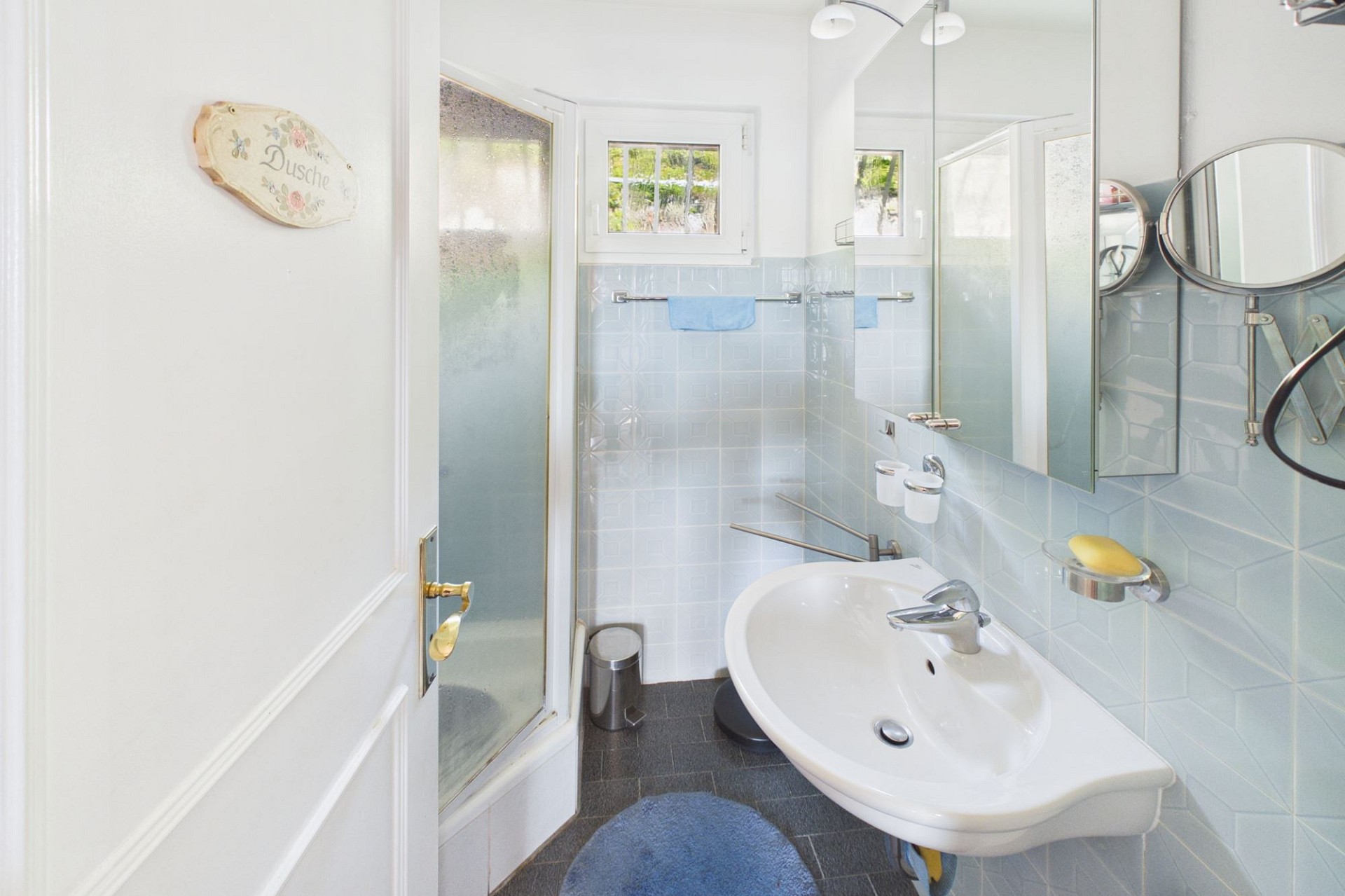 Helles Badezimmer mit Dusche und Waschbecken