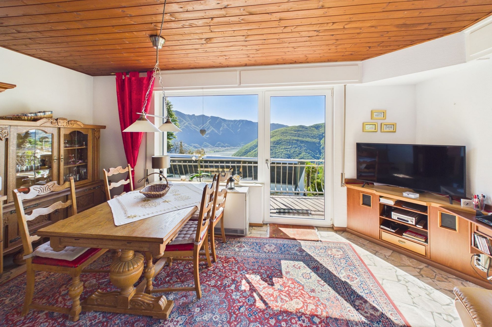 Essbereich mit Panoramablick