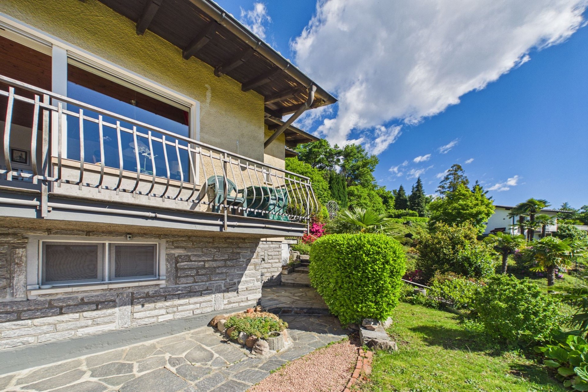 Balkon- und Gartenansicht eines Hauses